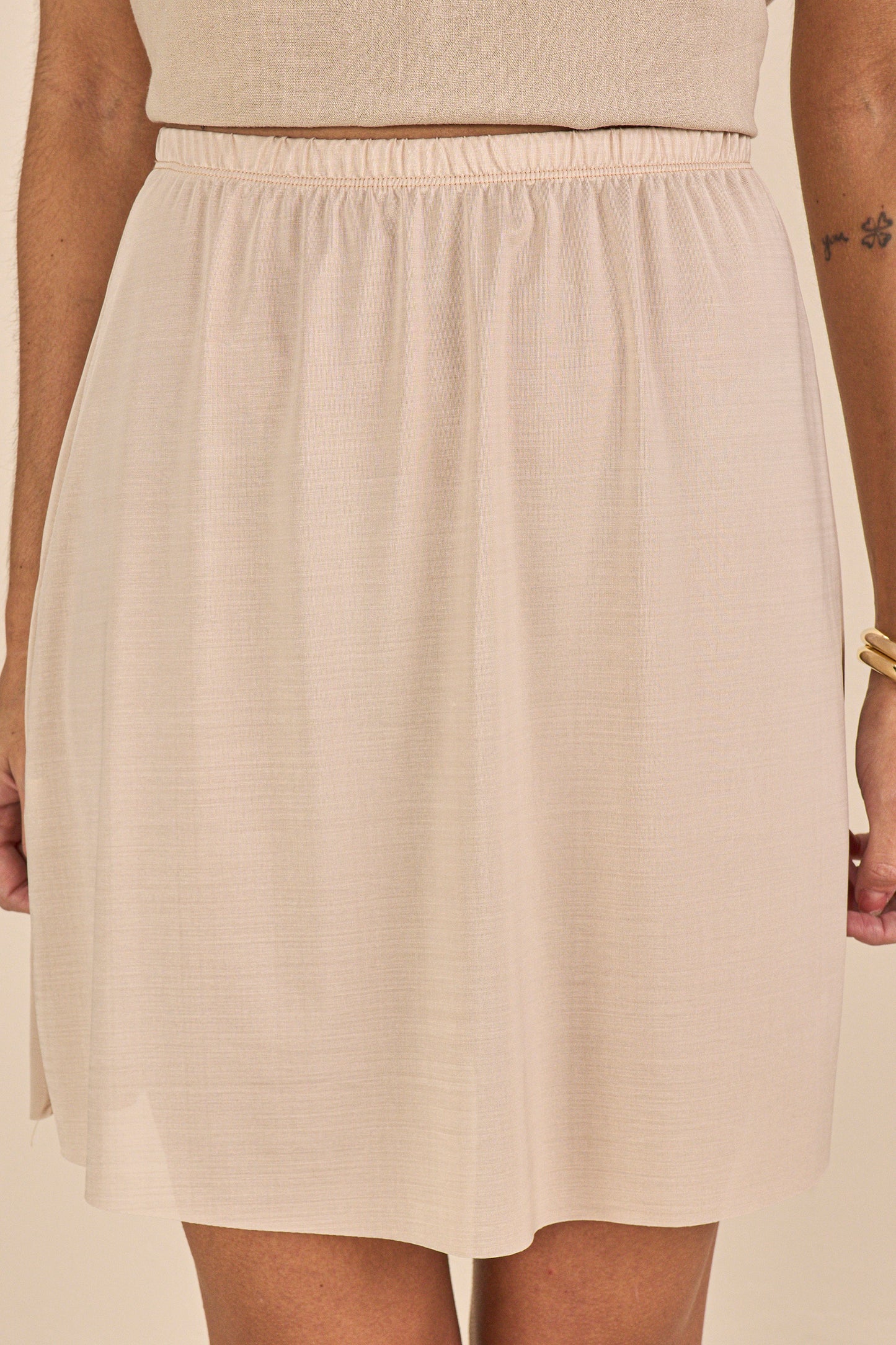 vestido viscose midi manga curta recortada
