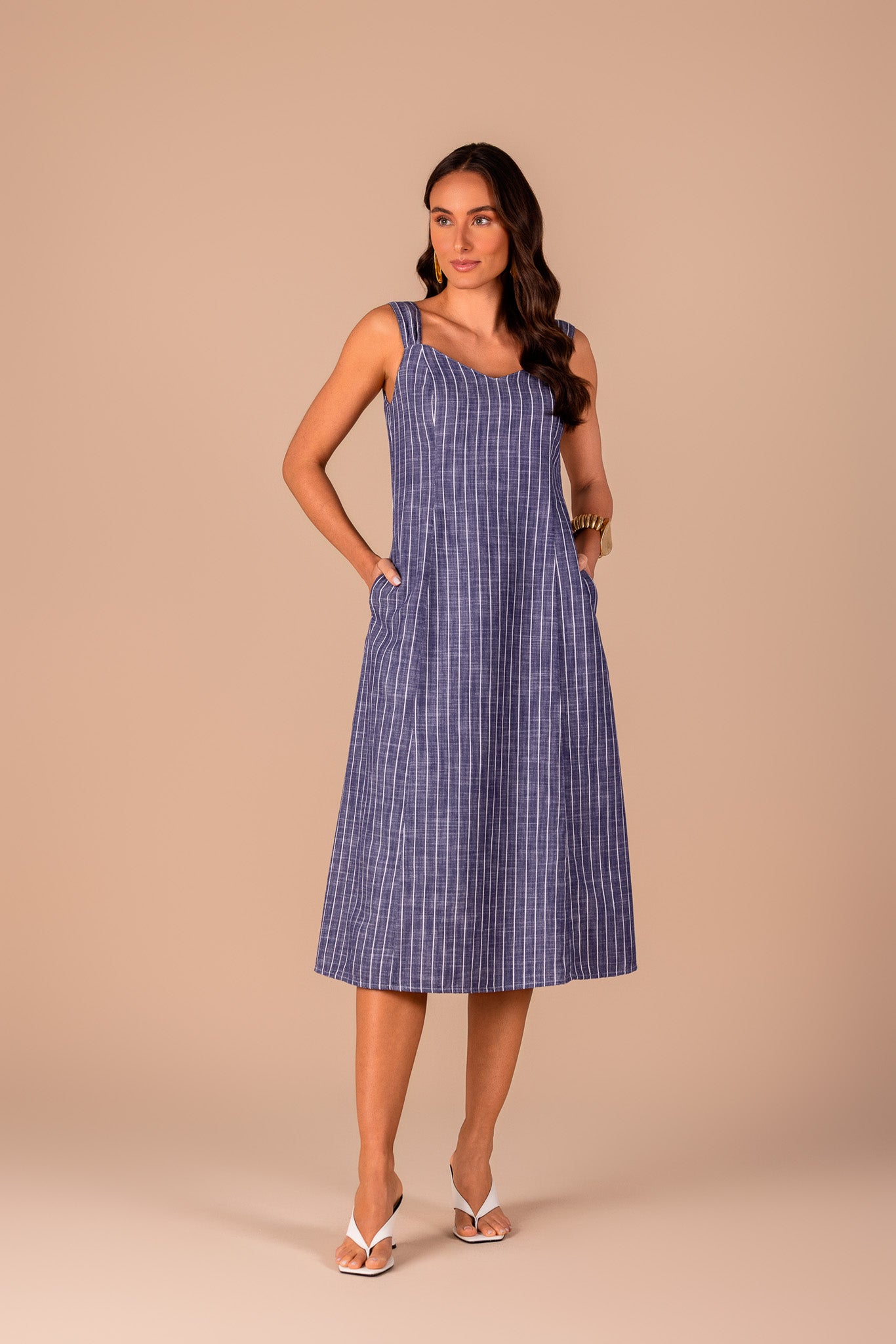 vestido algodão midi listrado com recortes