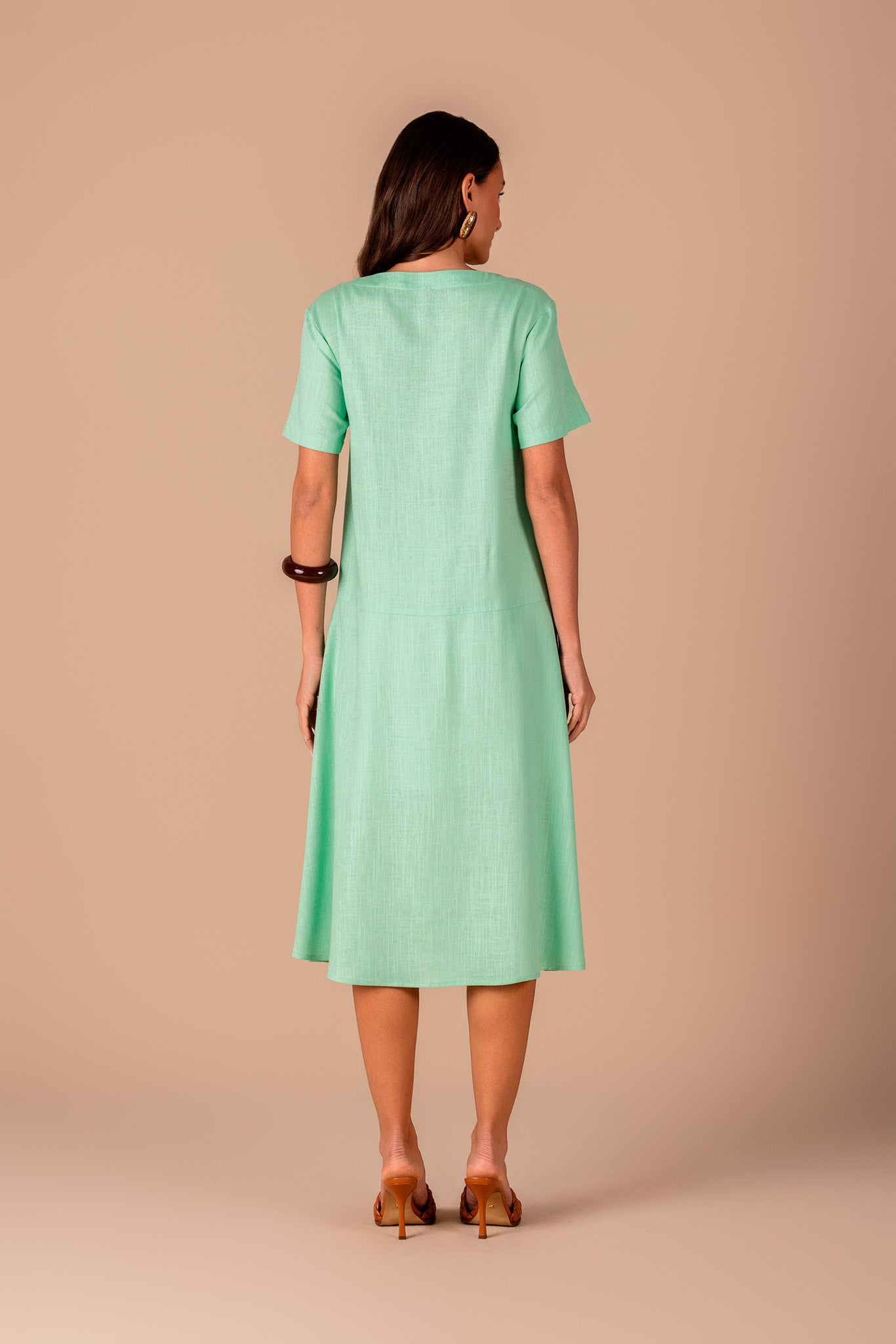 vestido viscose midi com recorte e bolsos