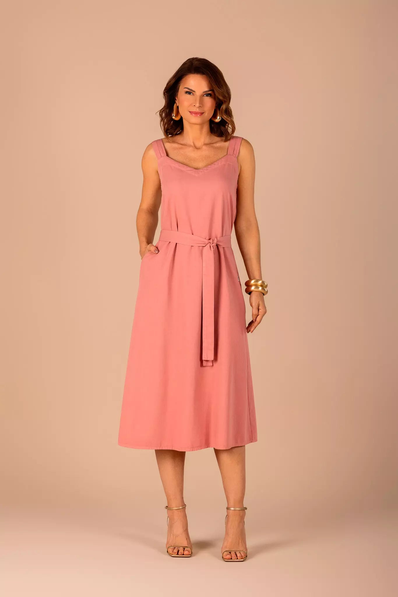 vestido sarja midialça com pregas e faixa