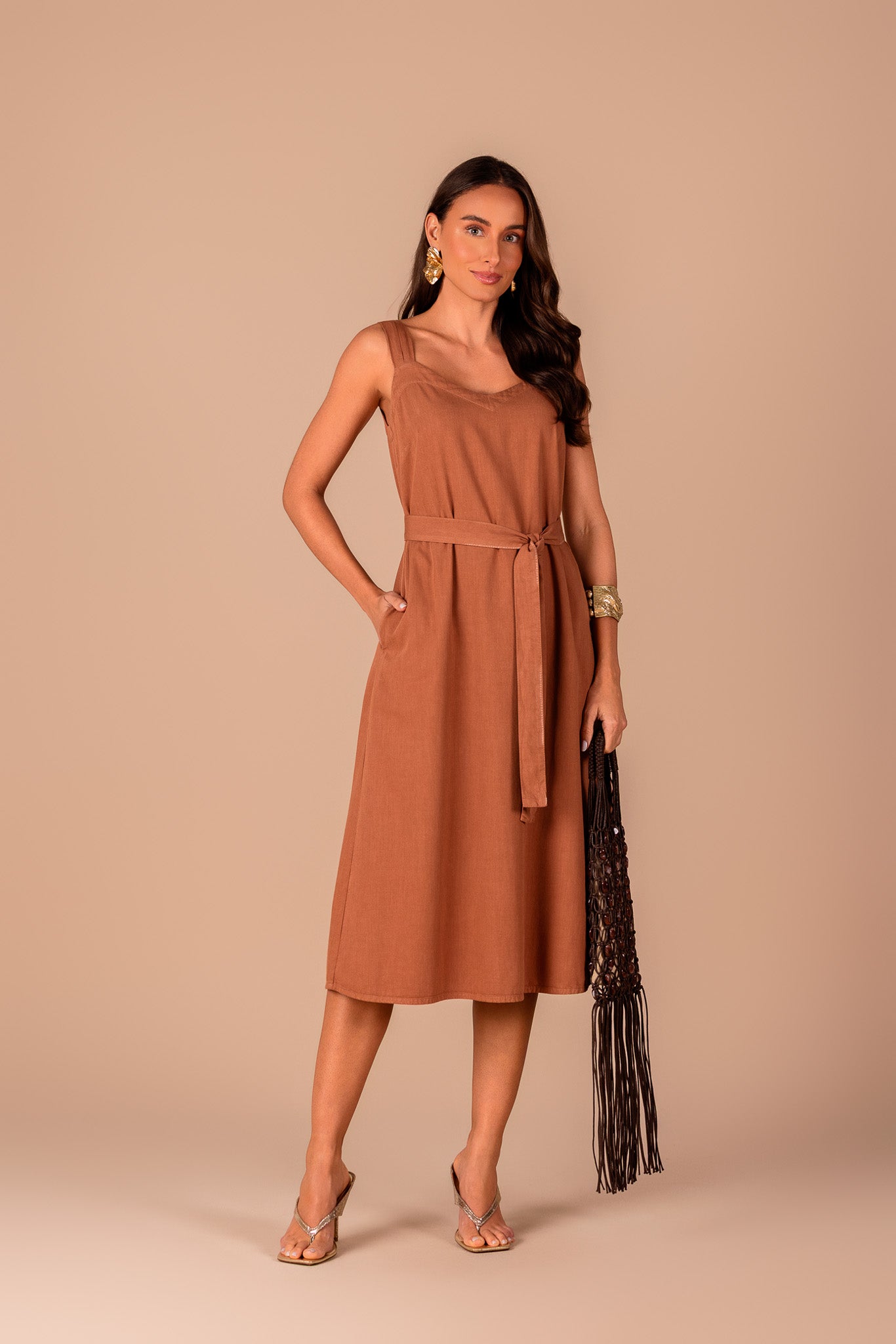 vestido sarja midialça com pregas e faixa