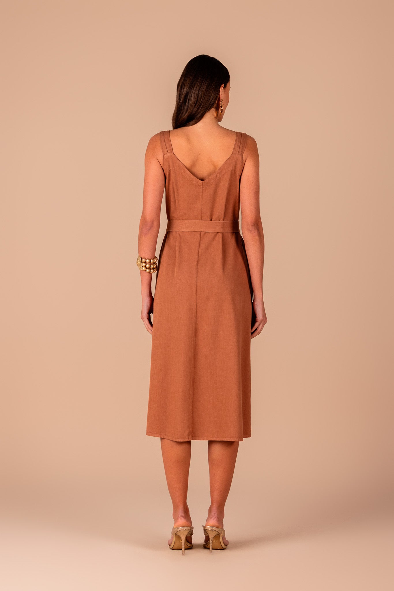 vestido sarja midialça com pregas e faixa