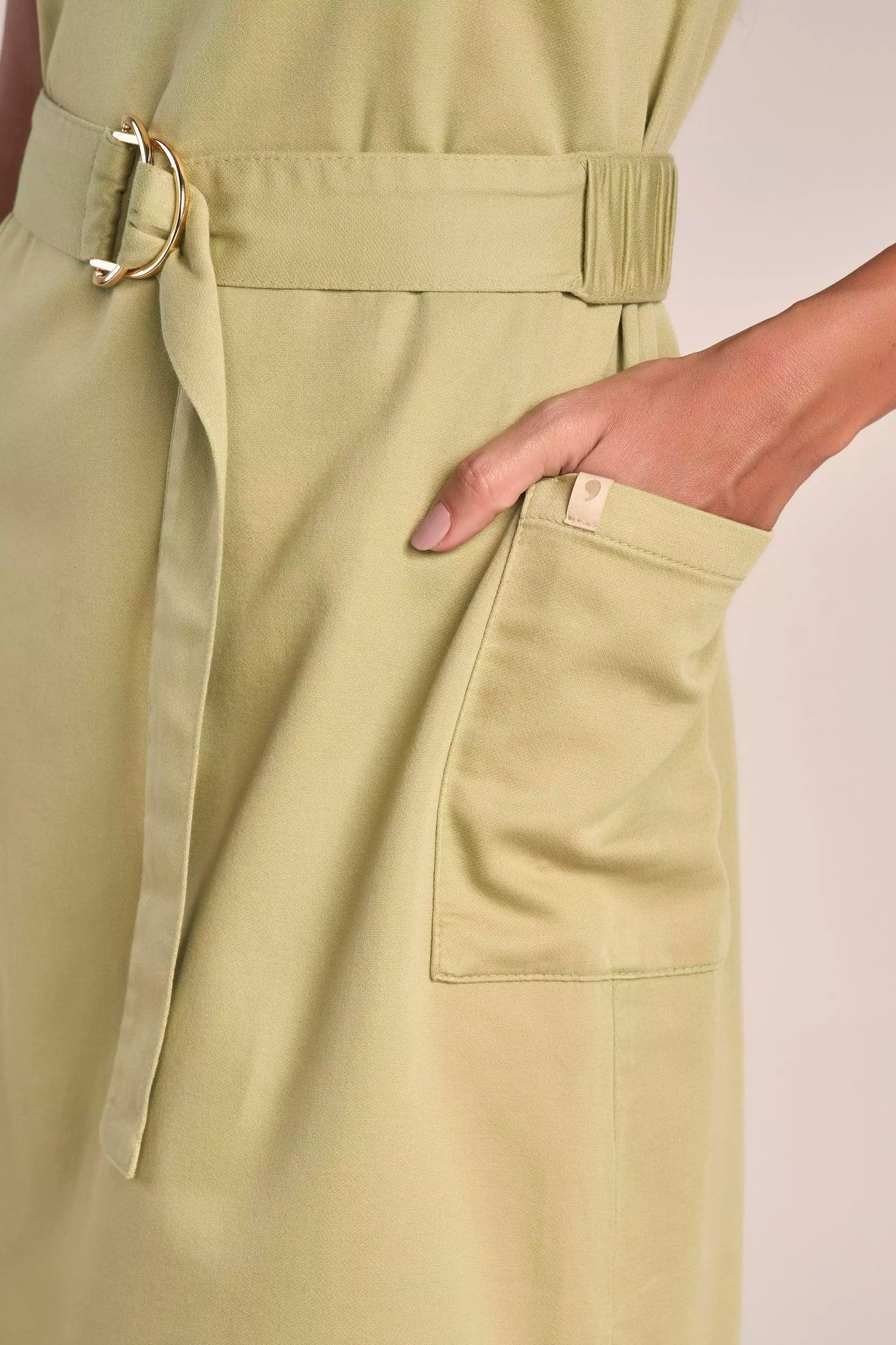 Vestido Sarja Color Midi com Bolsos Sobrepostos e Cinto