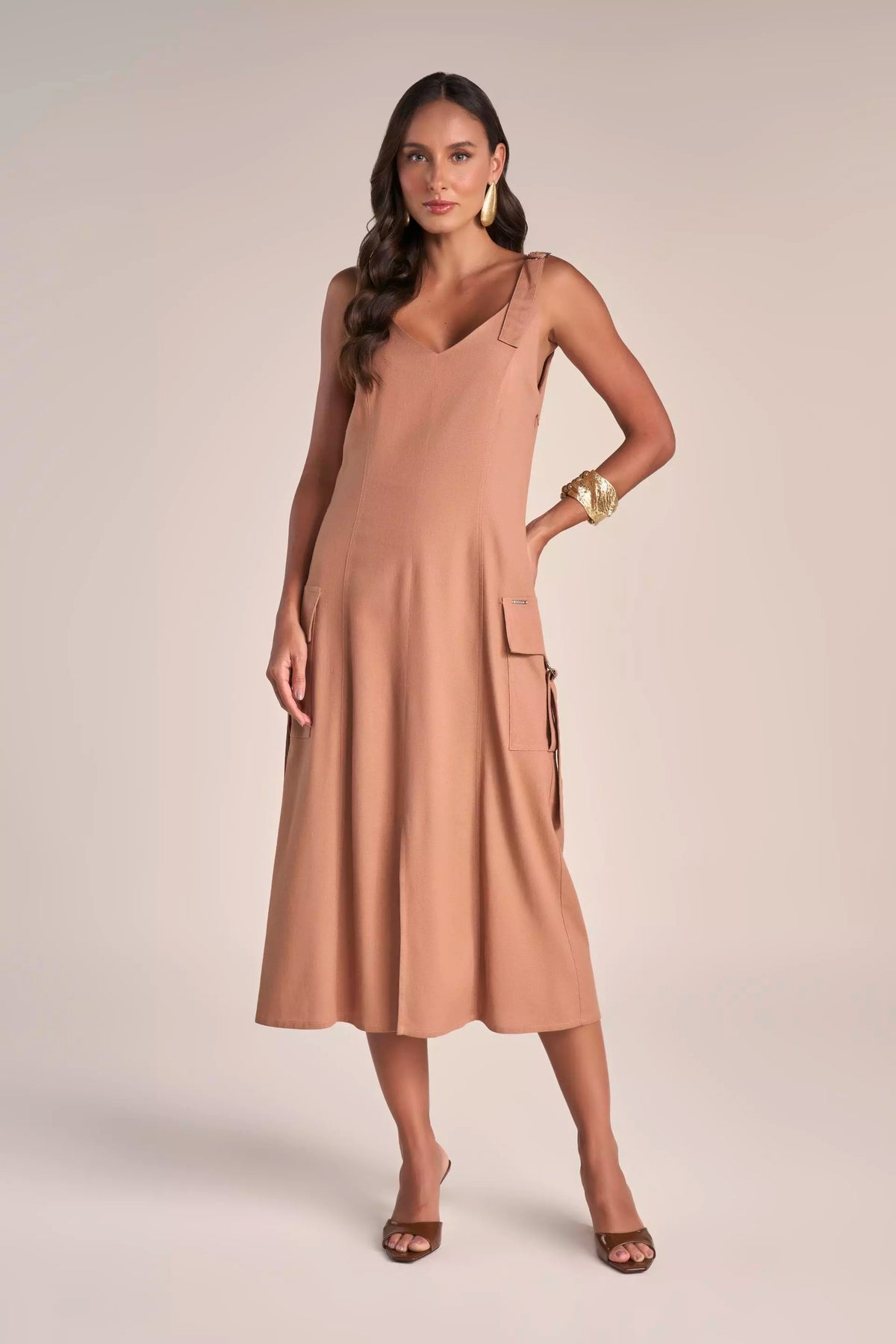 Vestido Viscose Midi com Bolsos Cargo e Argolas