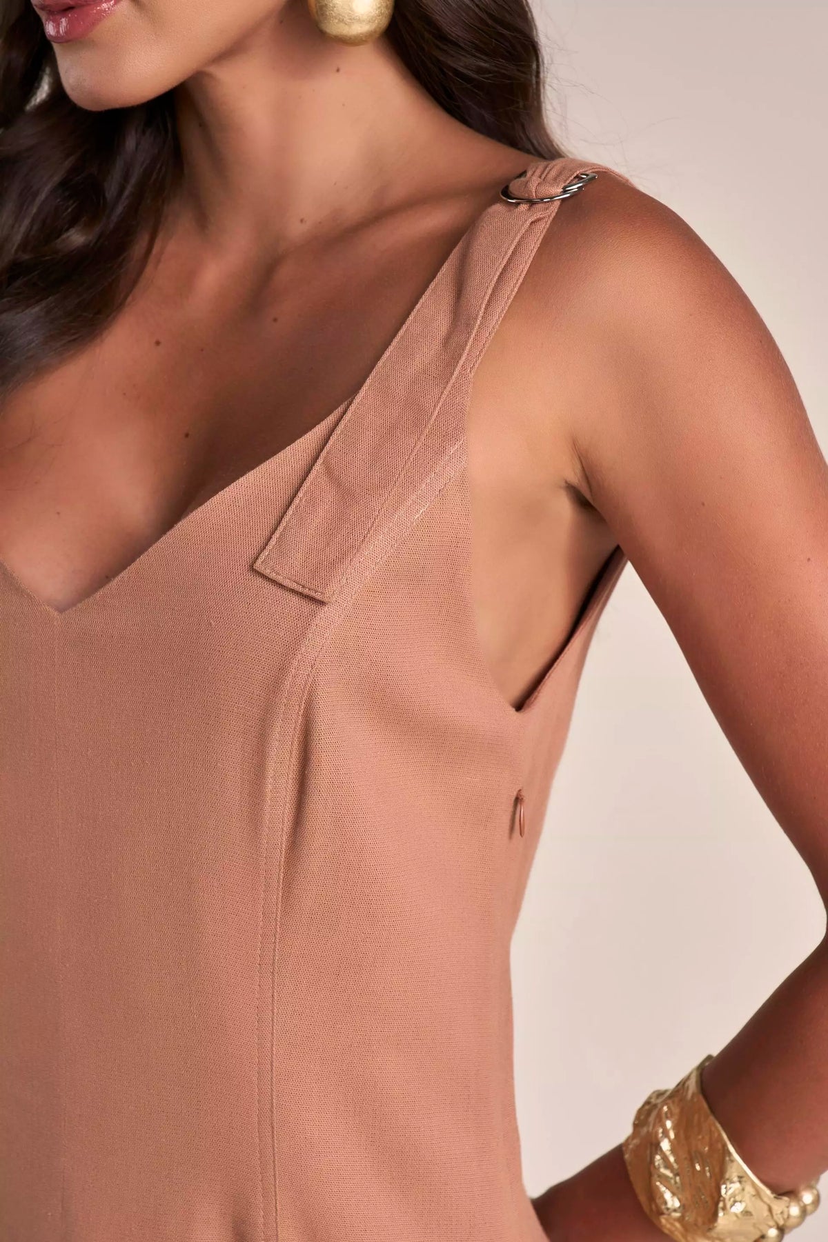 Vestido Viscose Midi com Bolsos Cargo e Argolas