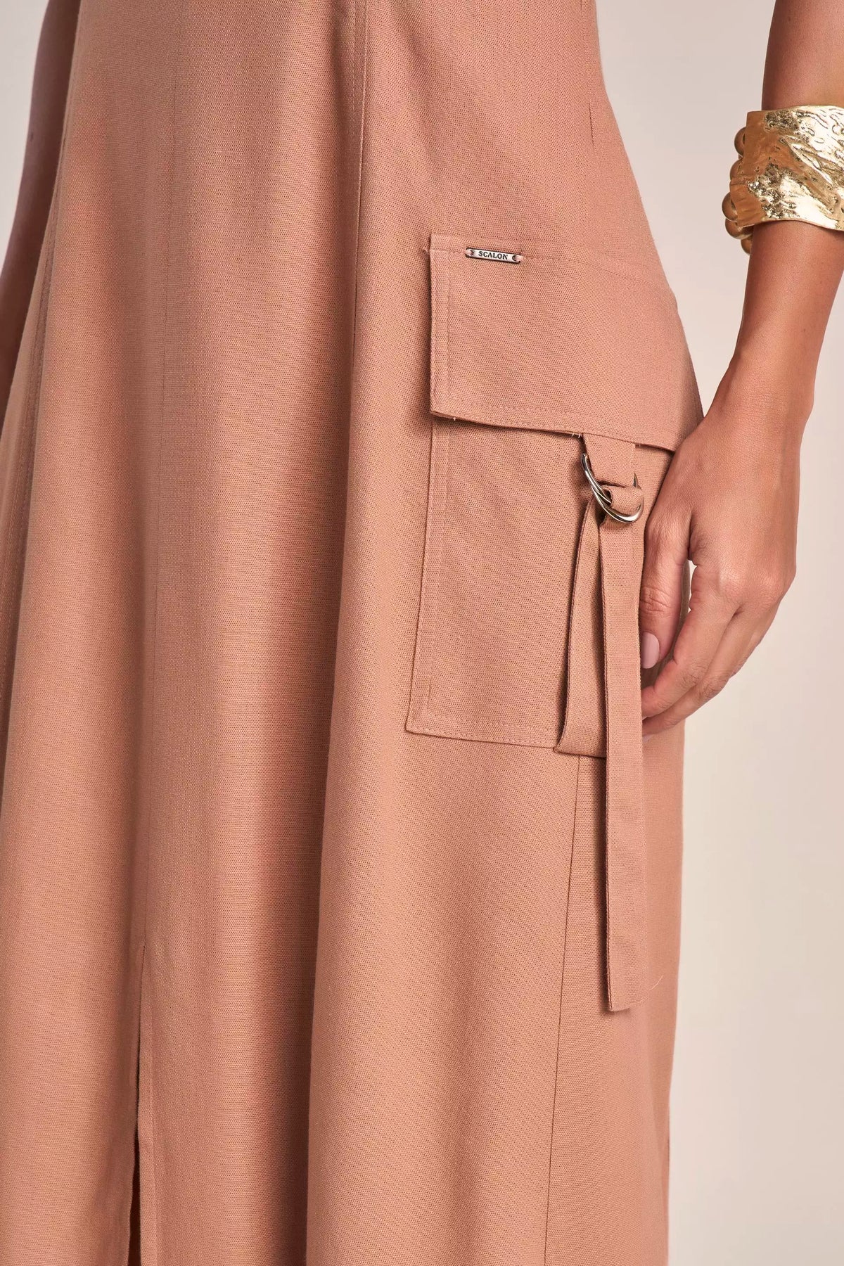 Vestido Viscose Midi com Bolsos Cargo e Argolas
