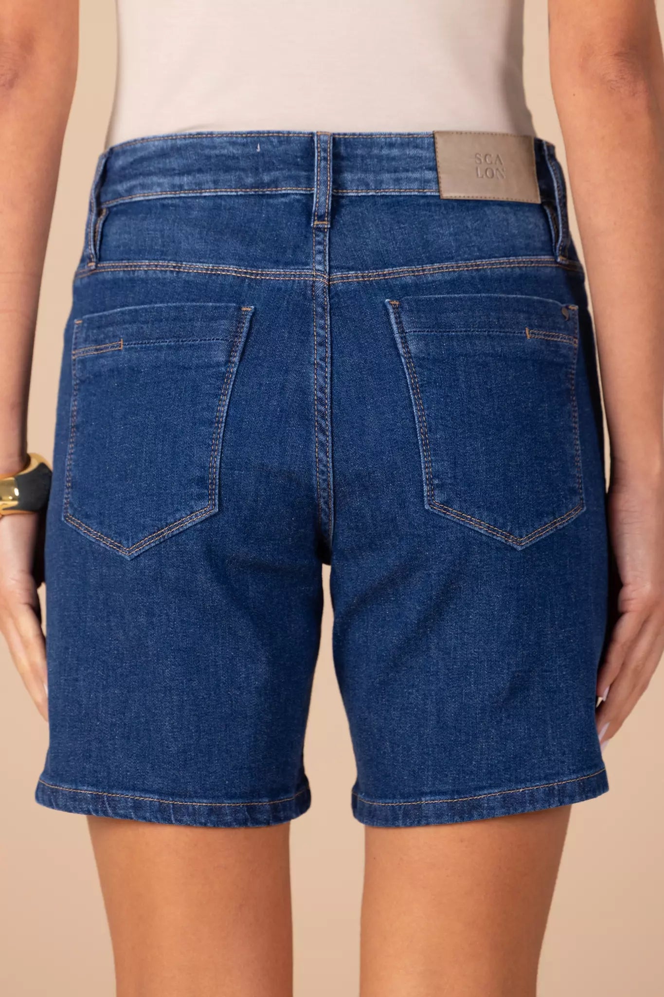 bermuda jeans midi cintura intermediária com recorte nos bolsos