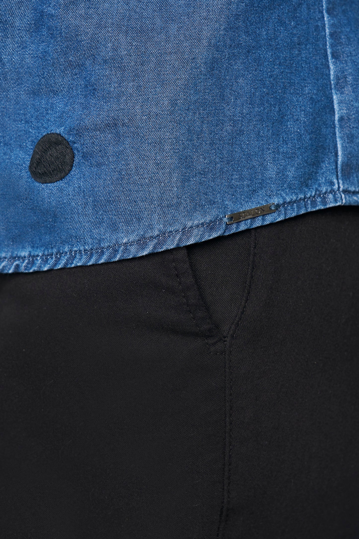camisa jeans manga longa com bordado poá