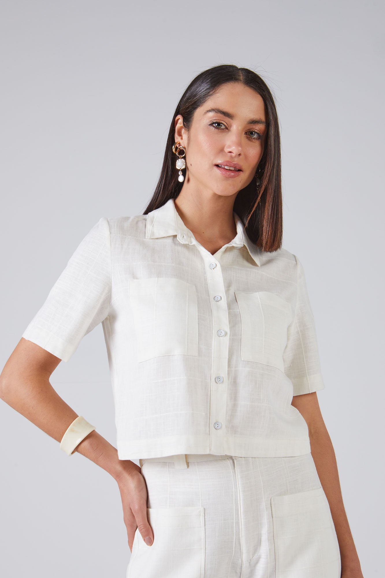 camisa linho manga curta cropped
