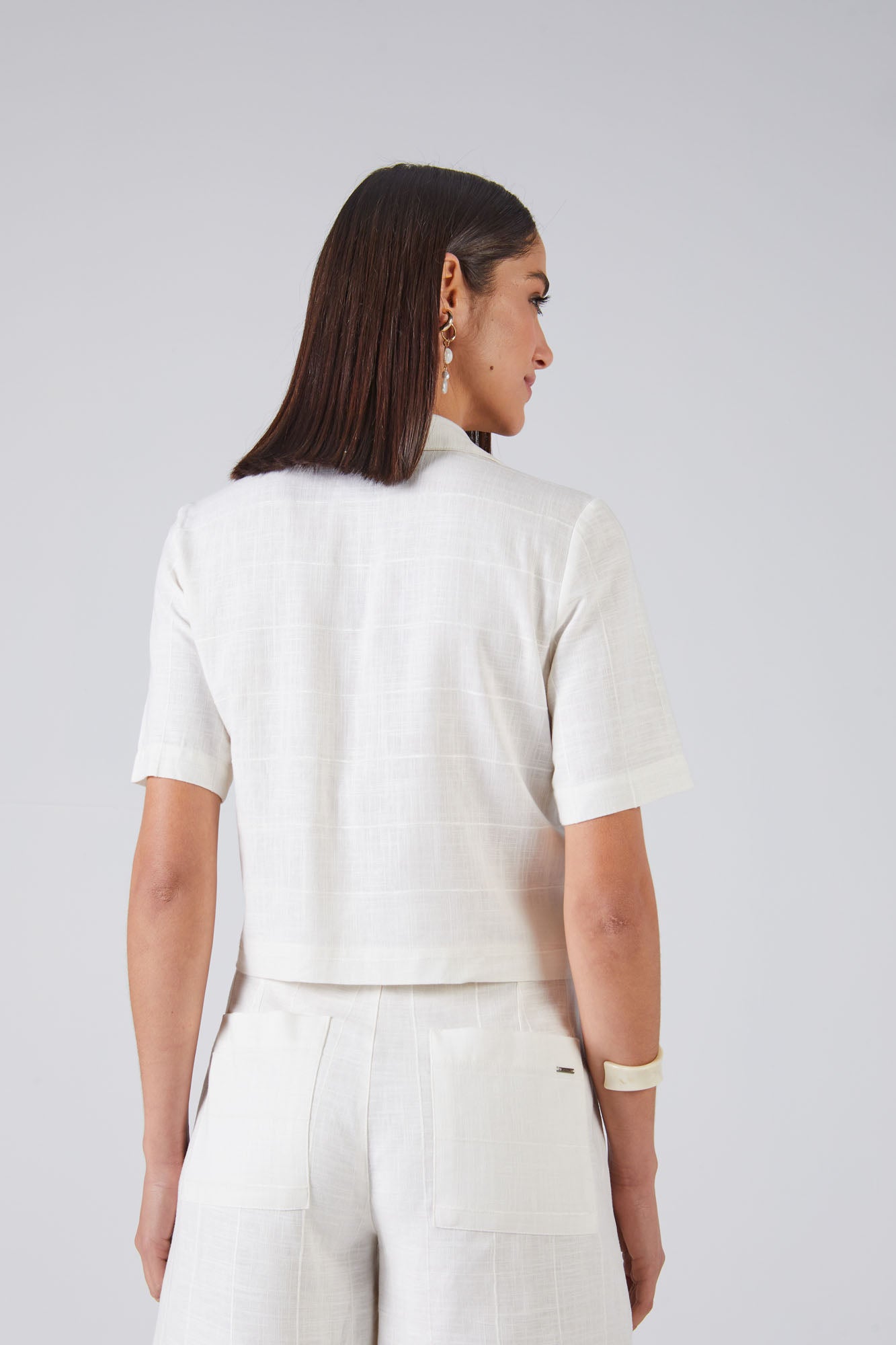 camisa linho manga curta cropped