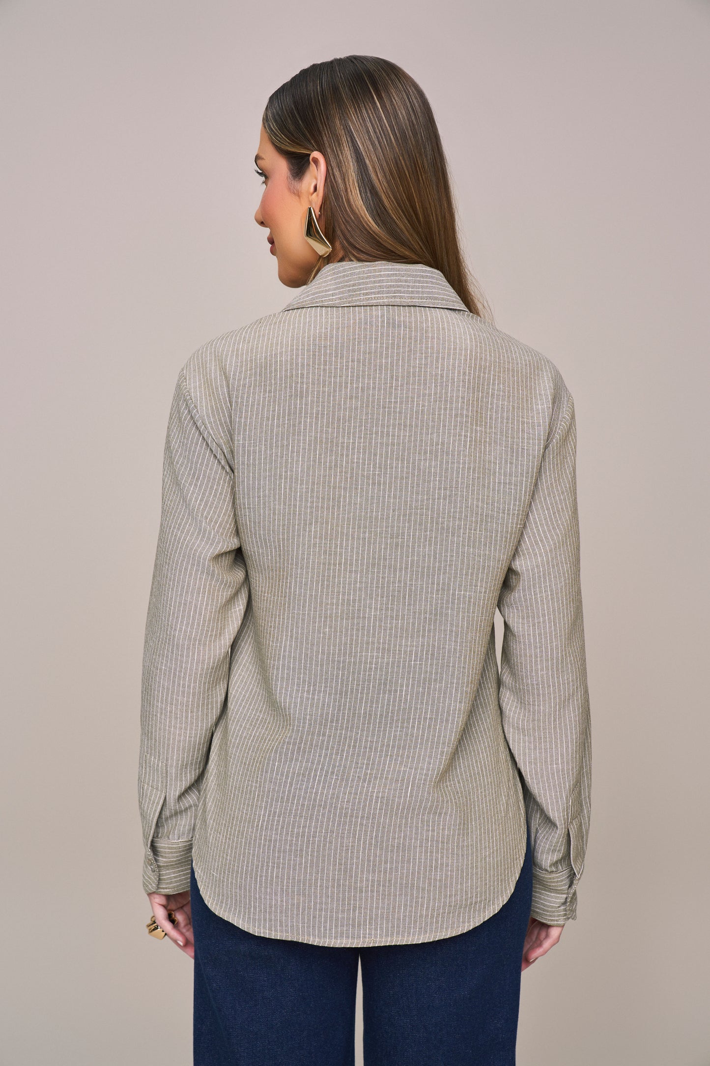 camisa crepe manga longa listrada com bolsos sobrepostos