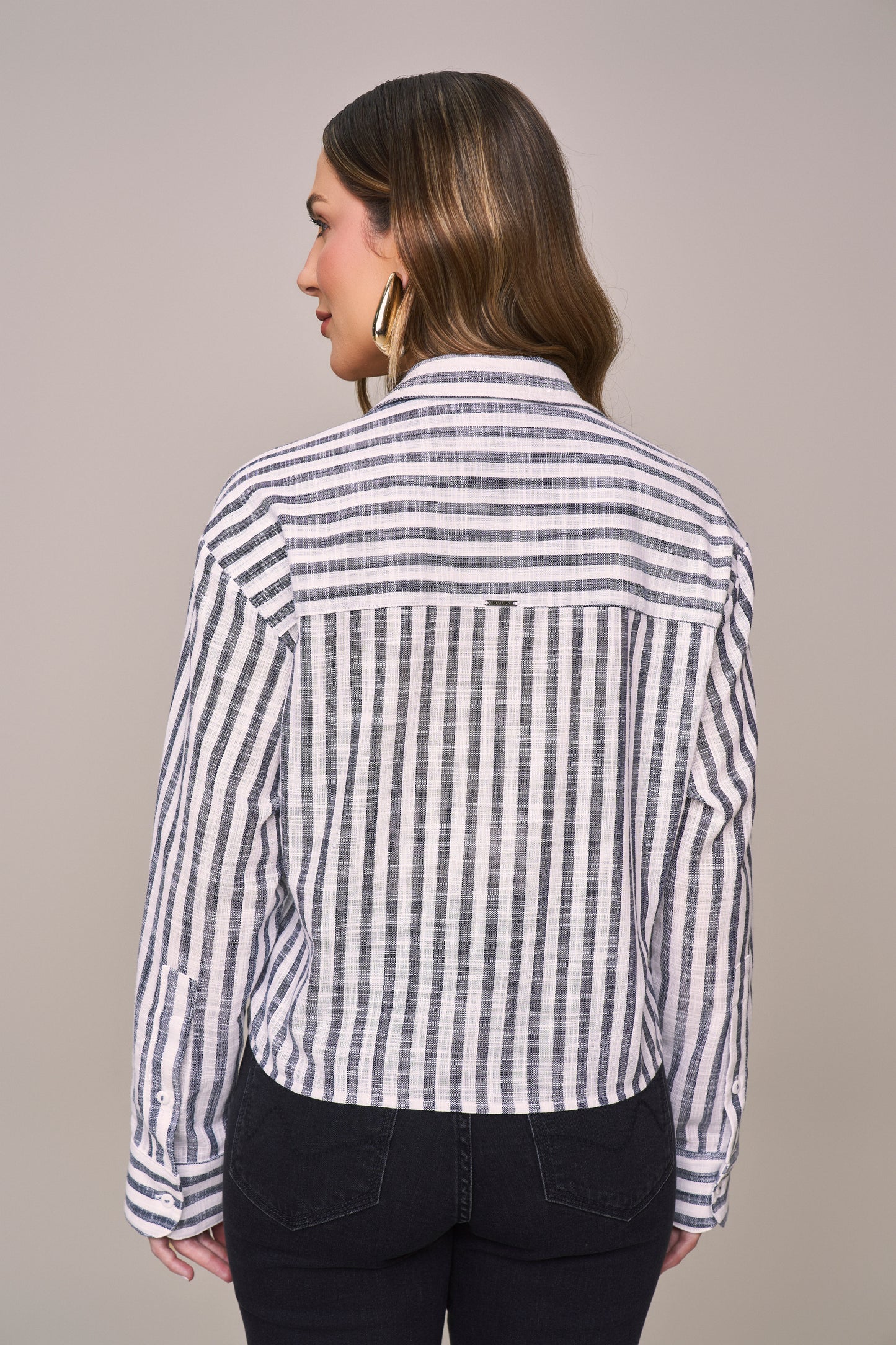 camisa algodão manga longa listrada com bolsos sobrepostos