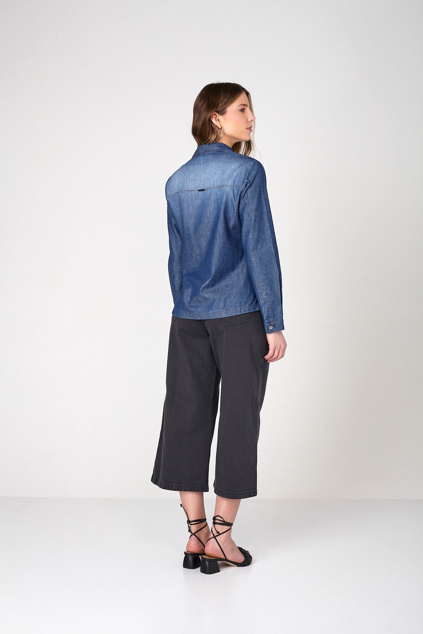 camisa jeans manga longa com bolso bordado
