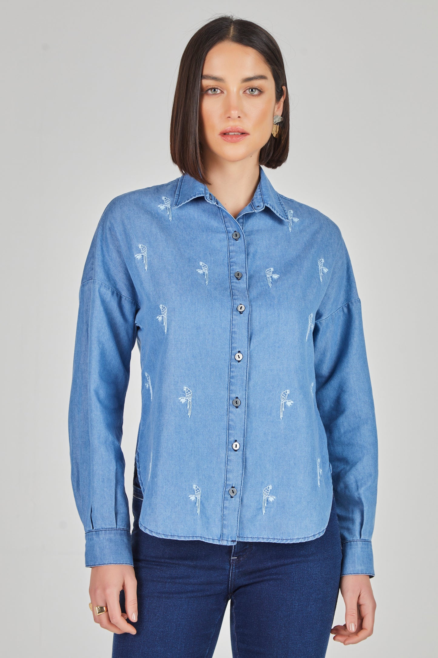 camisa jeans manga longa com bordados