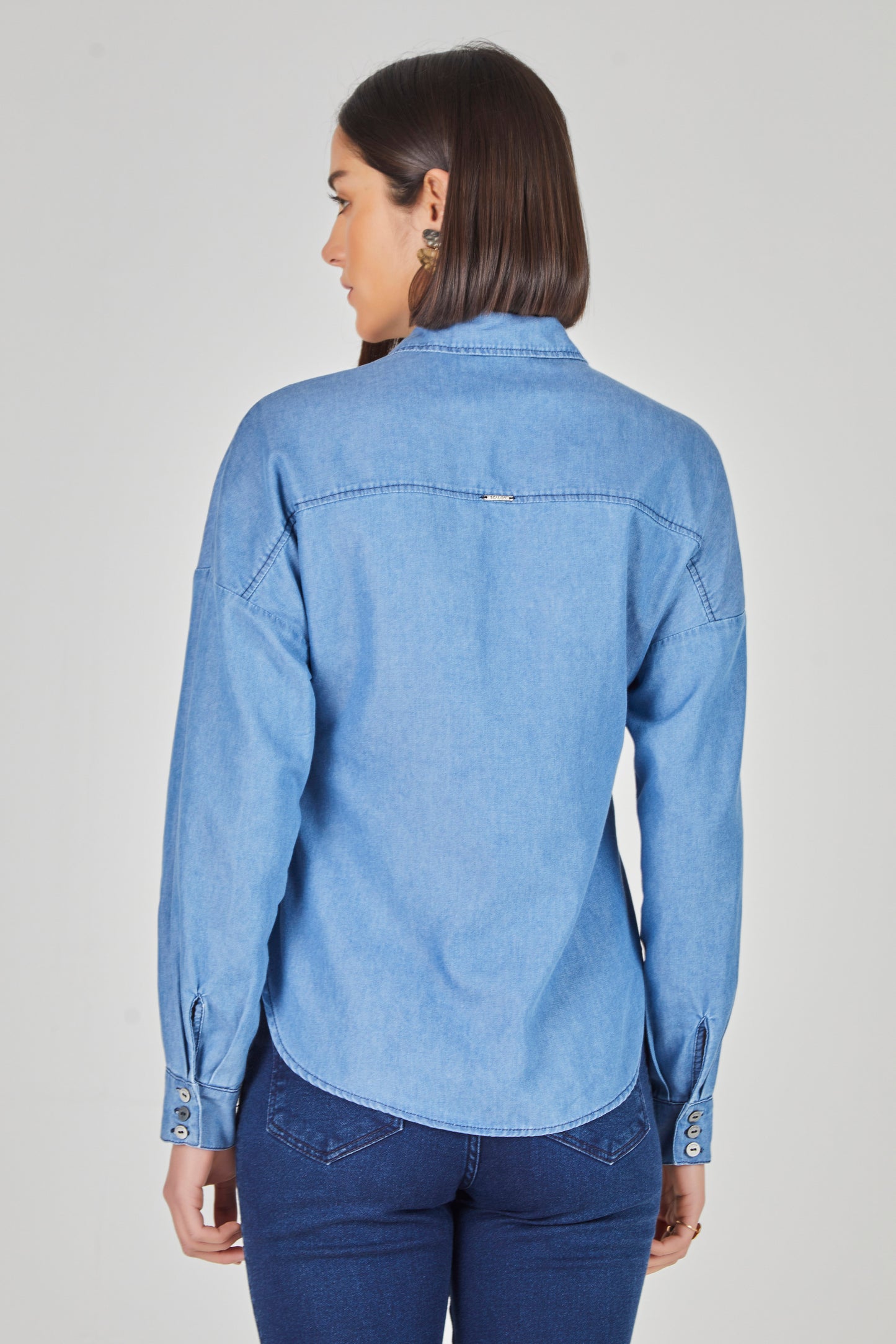 camisa jeans manga longa com bordados