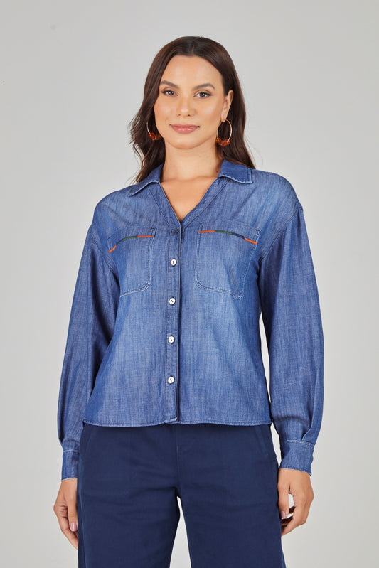 camisa jeans manga longa com bolsos bordados