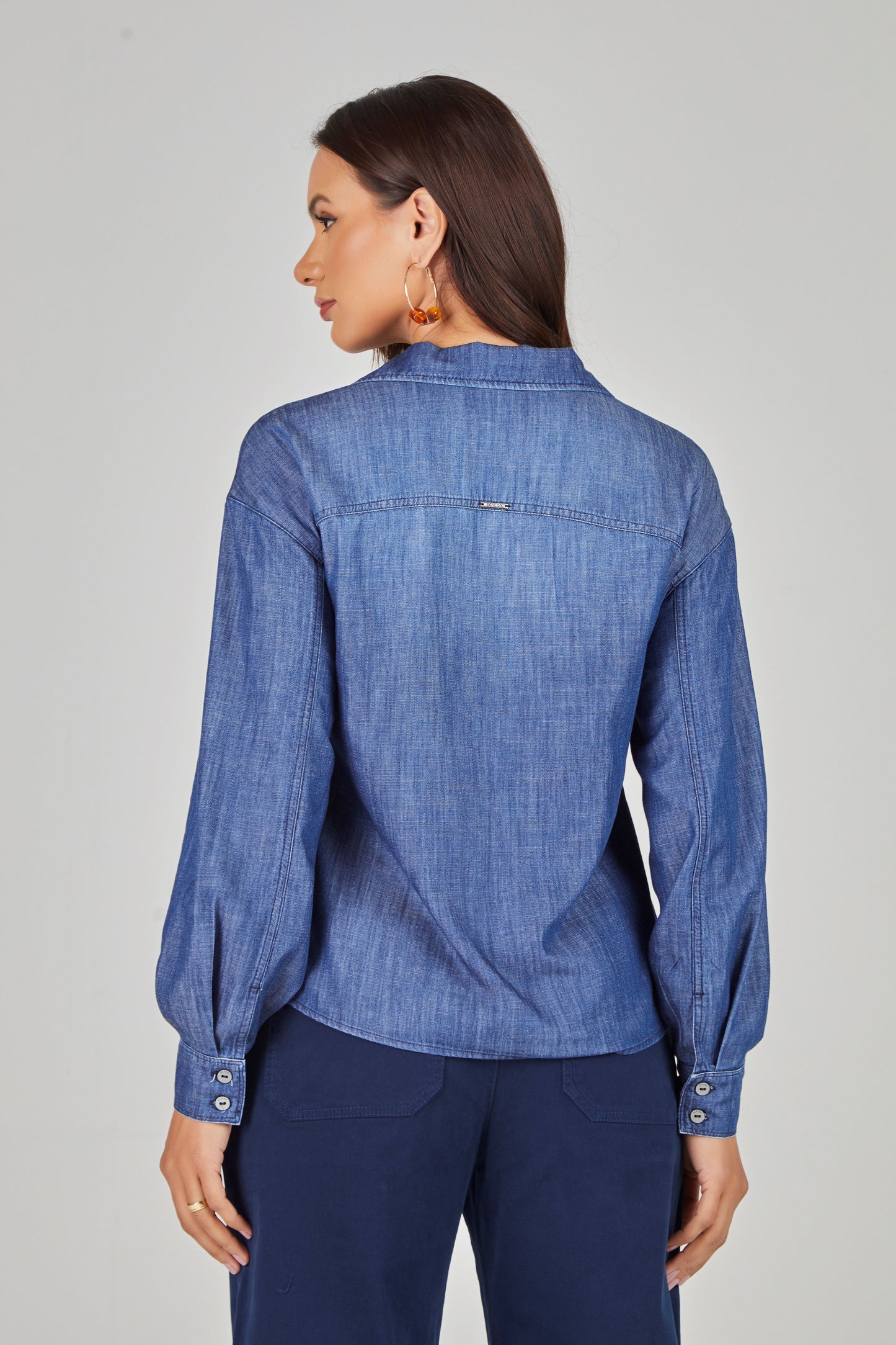 camisa jeans manga longa com bolsos bordados