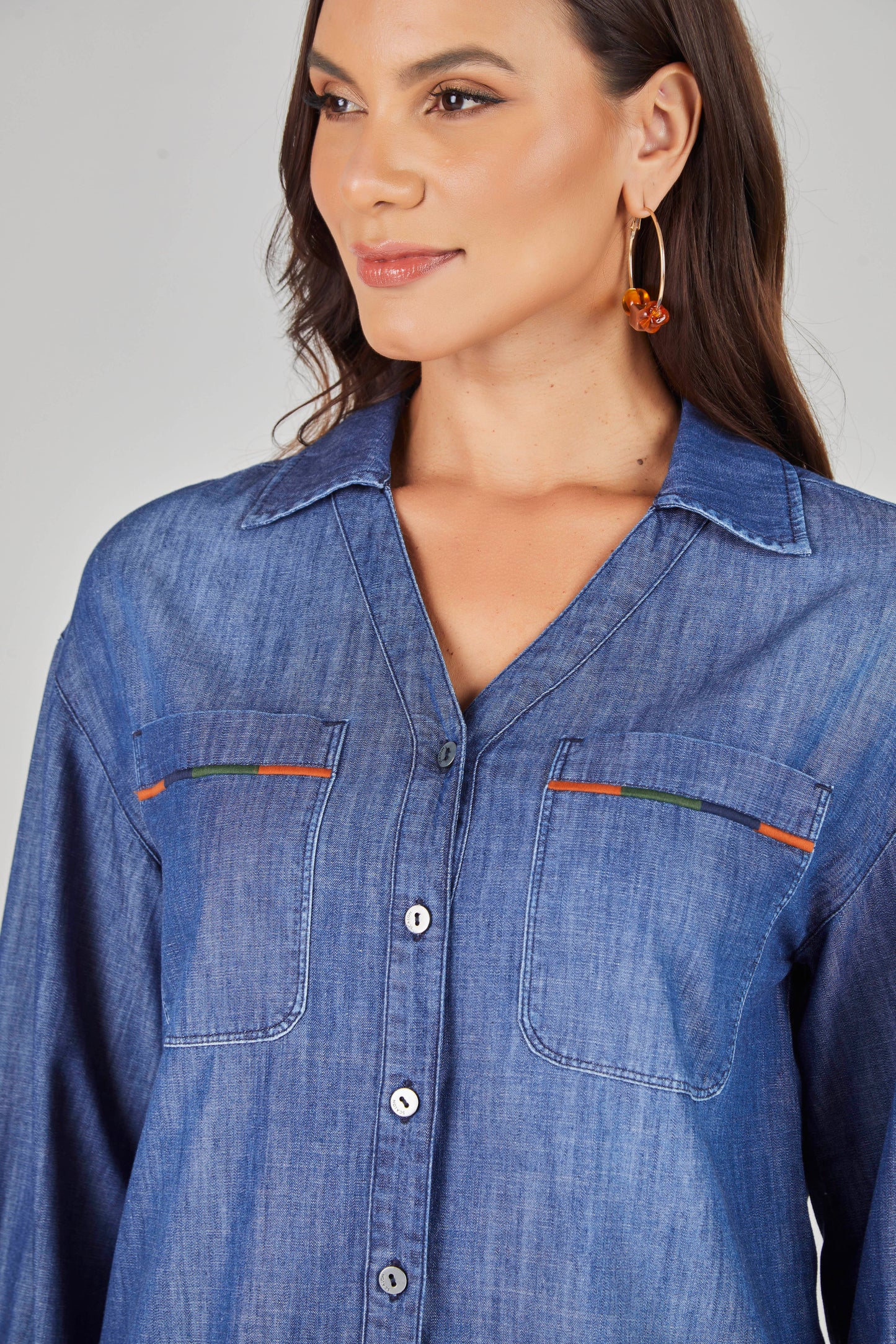 camisa jeans manga longa com bolsos bordados