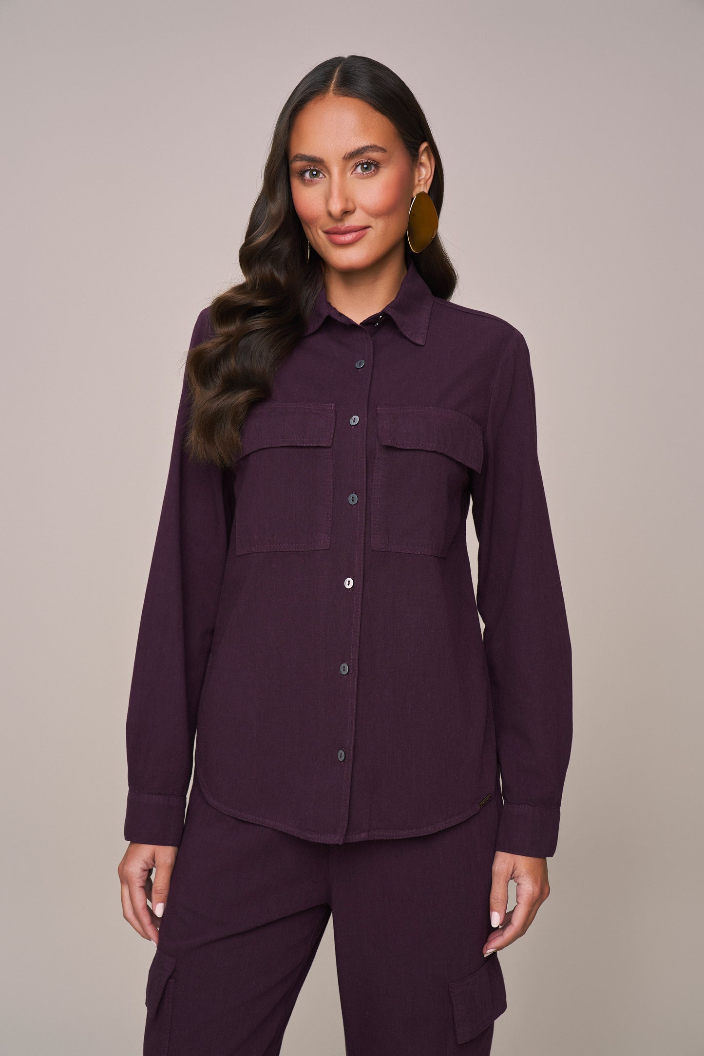 camisa sarja manga longa com bolsos sobrepostos