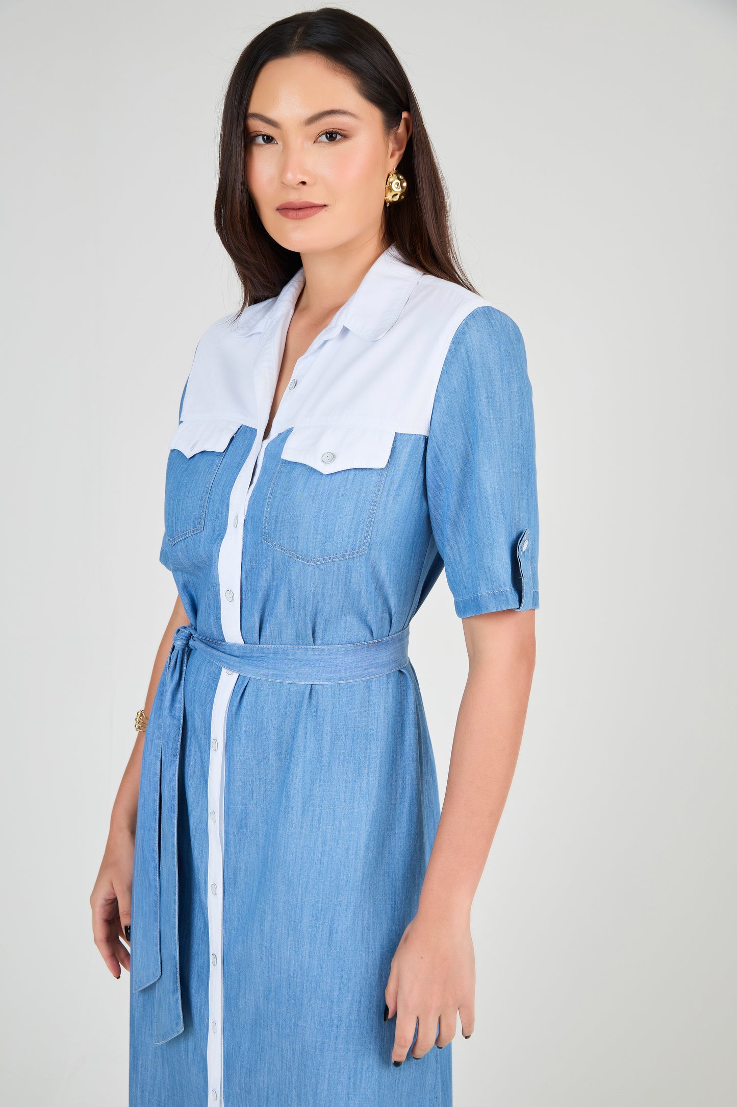 vestido chemise jeans midi com mix de tecidos