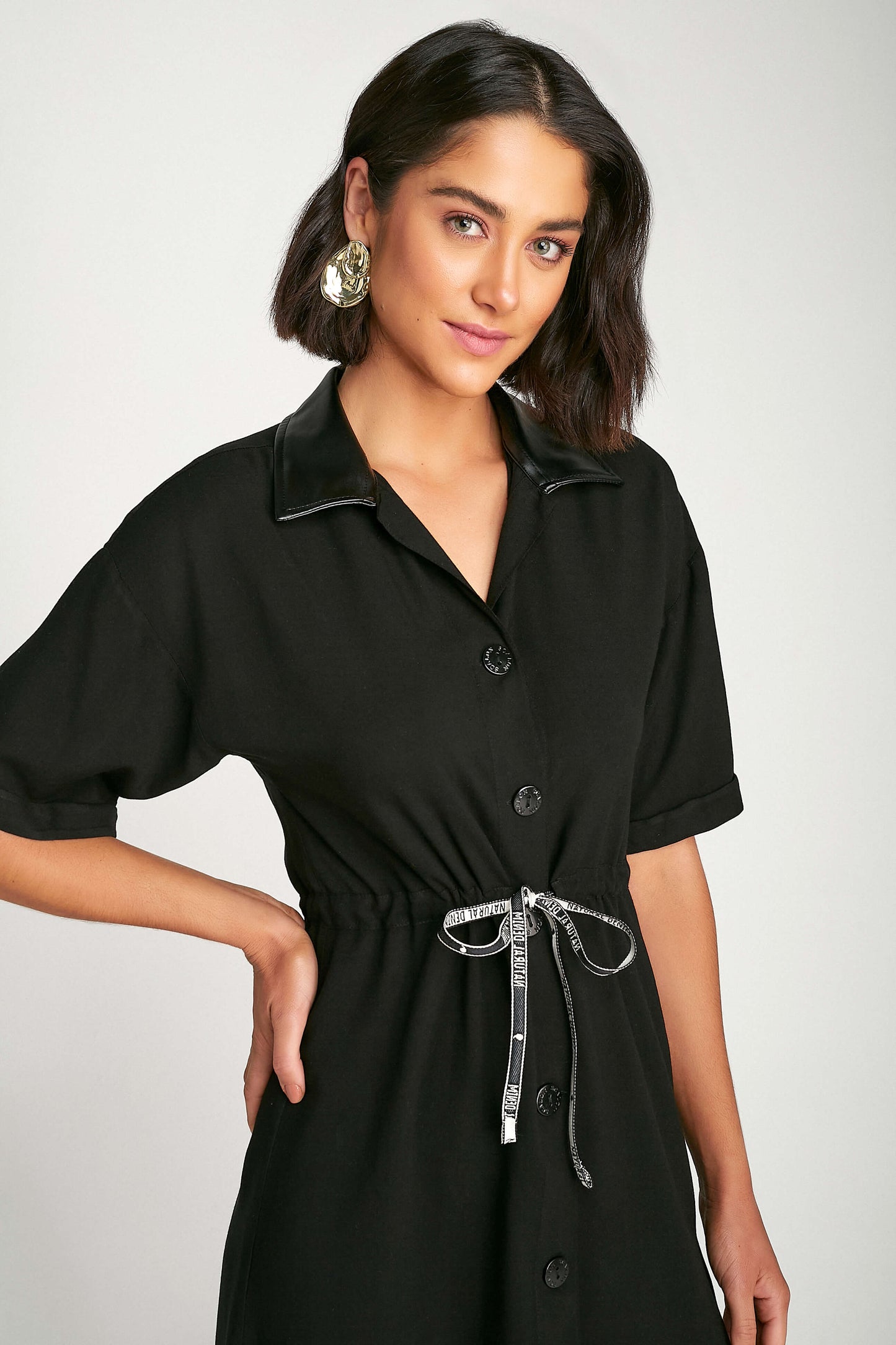 vestido chemise viscose manga curta com mix de tecidos