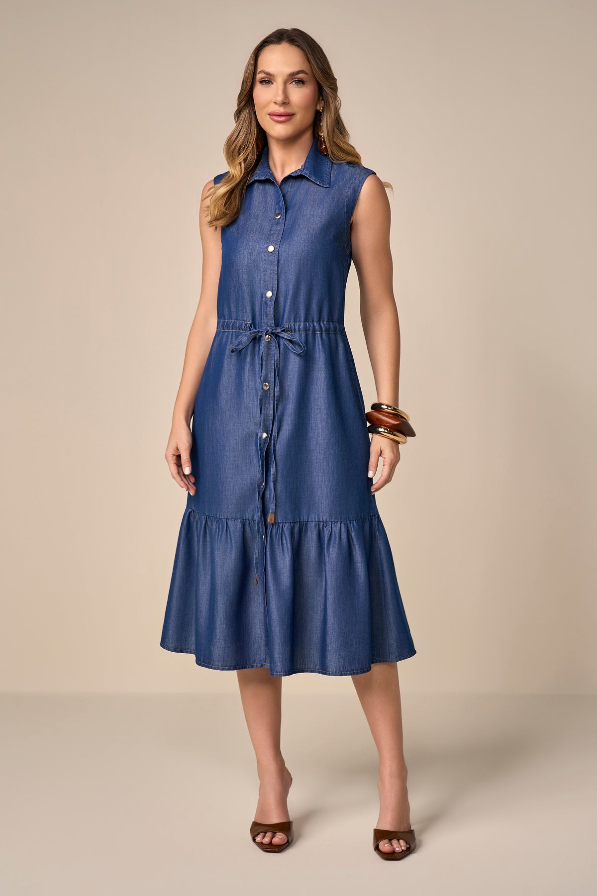vestido chemise jeans midi alça larga com recorte e amarração