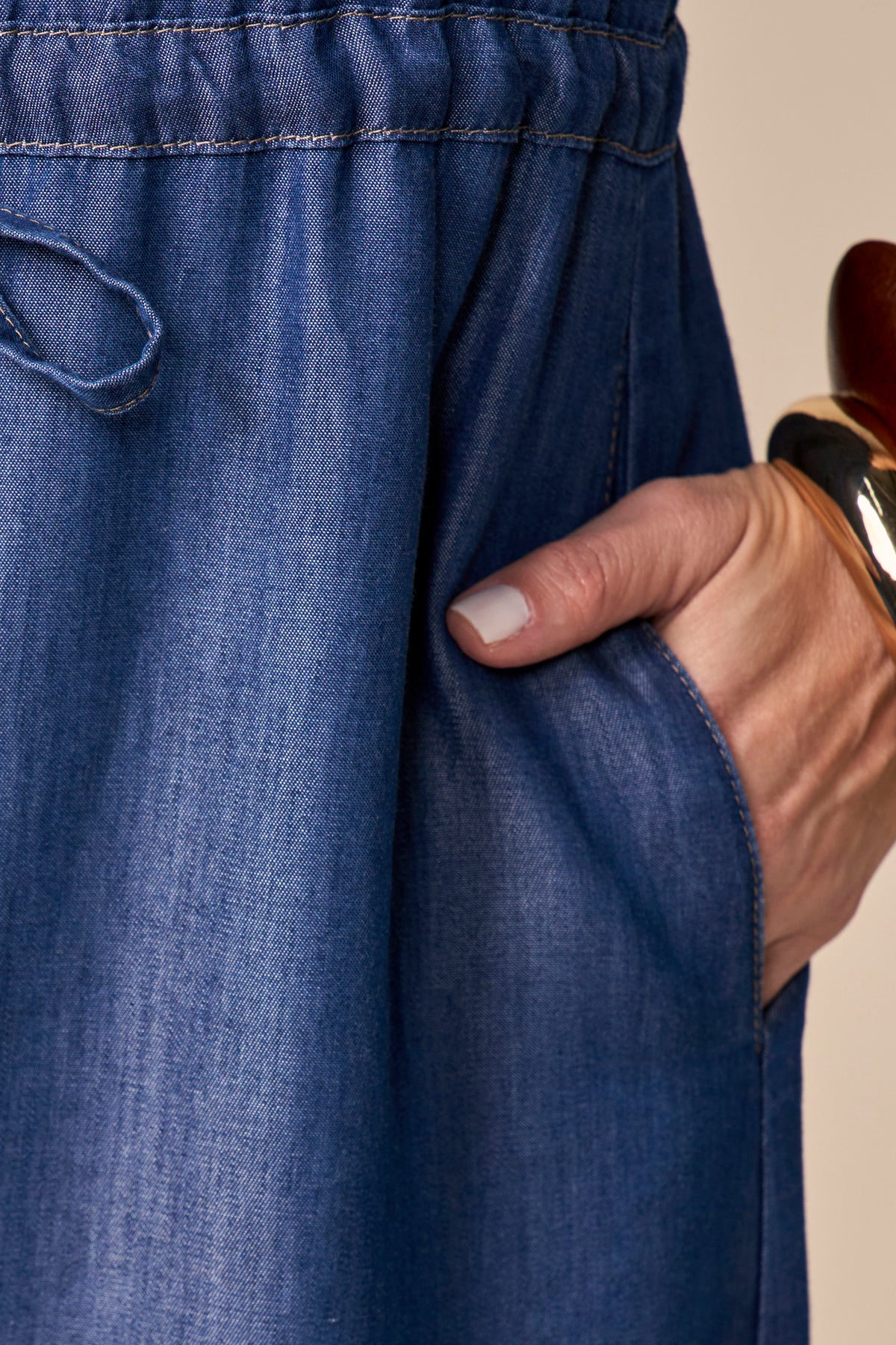 vestido chemise jeans midi alça larga com recorte e amarração