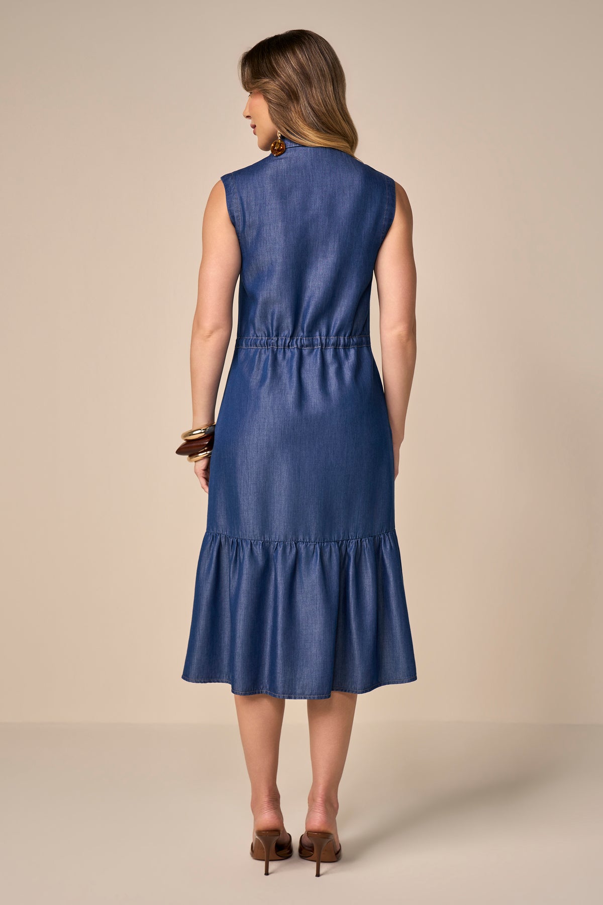 vestido chemise jeans midi alça larga com recorte e amarração