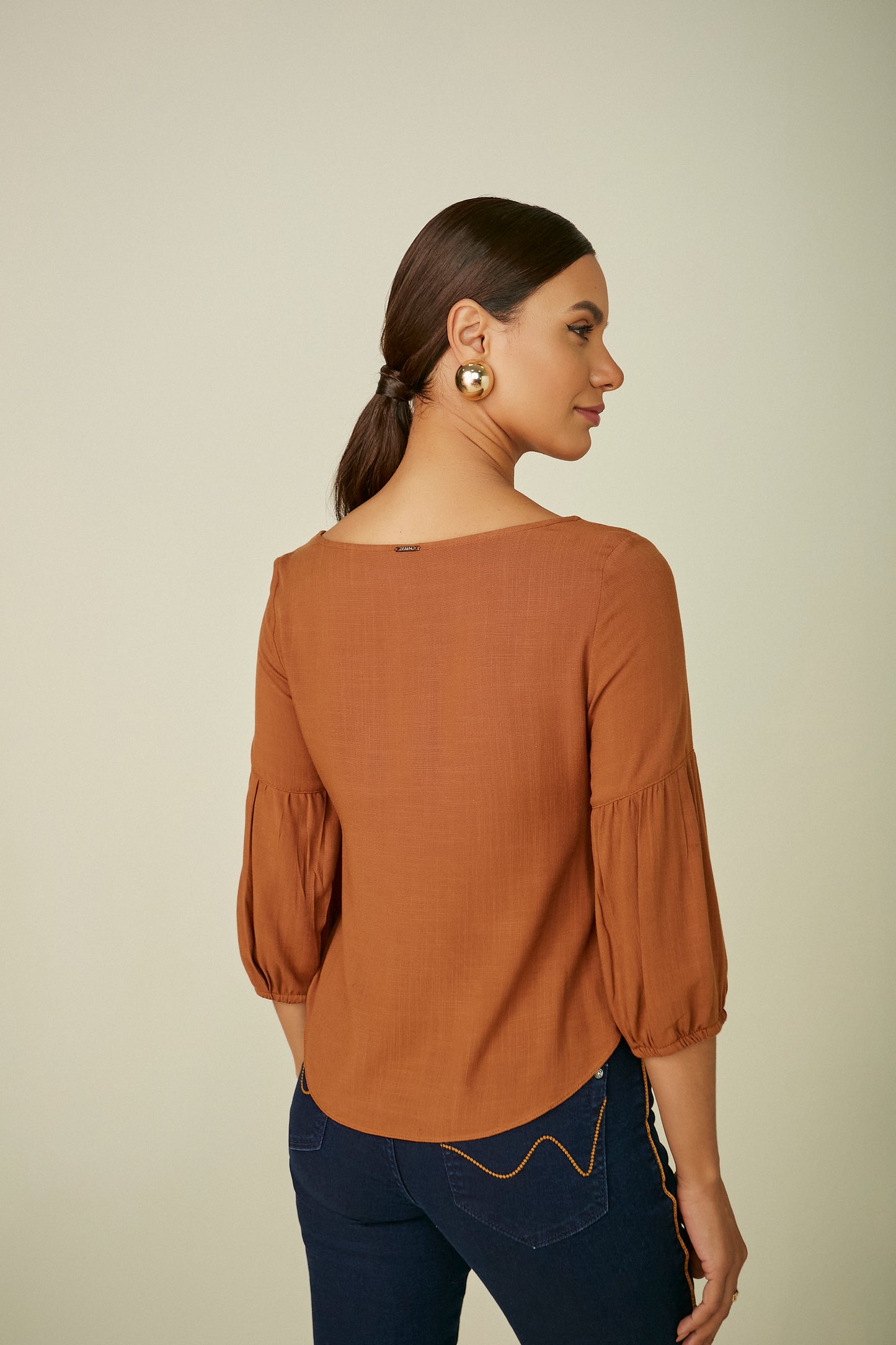 blusa viscose manga 3/4 com recorte franzido