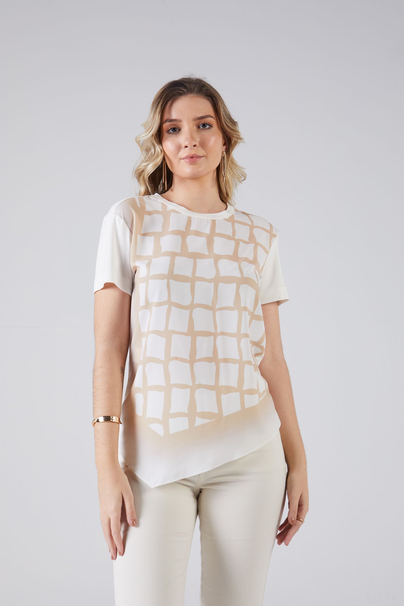 t-shirt malha manga curta assimétrica estampada