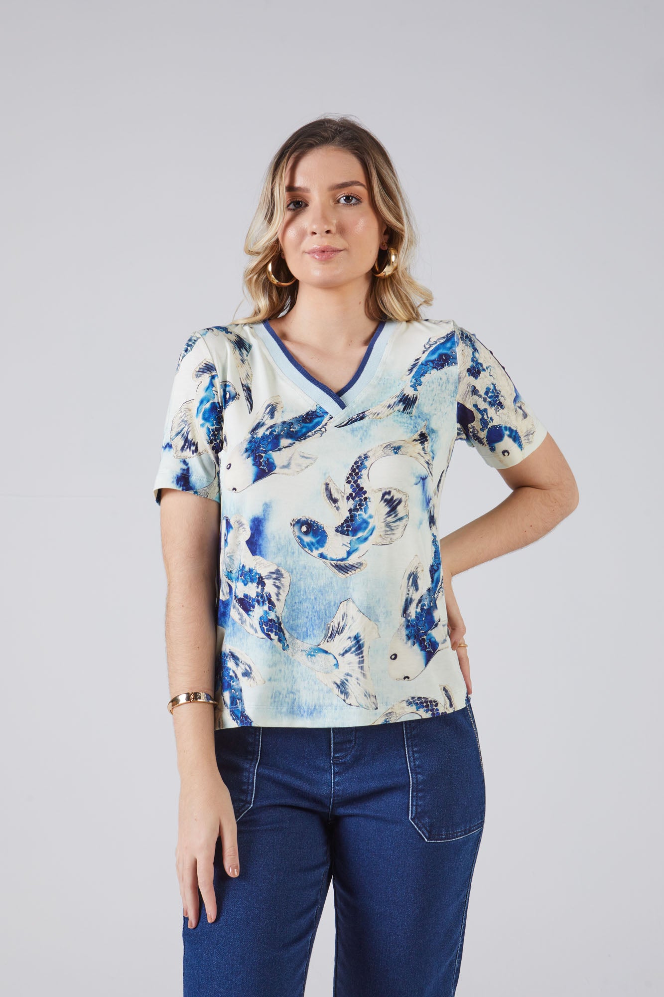 t-shirt malha manga curta decote v estampado