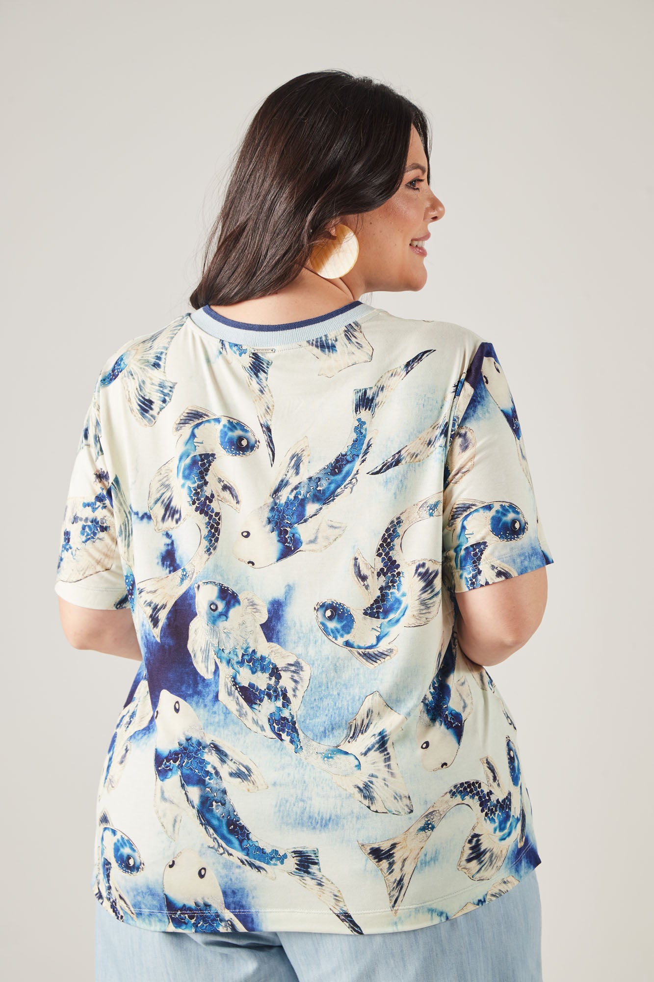 t-shirt malha manga curta decote v estampado