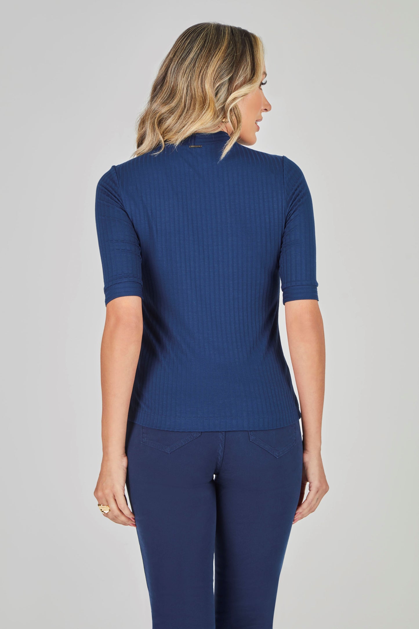 blusa malha canelada manga curta gola alta