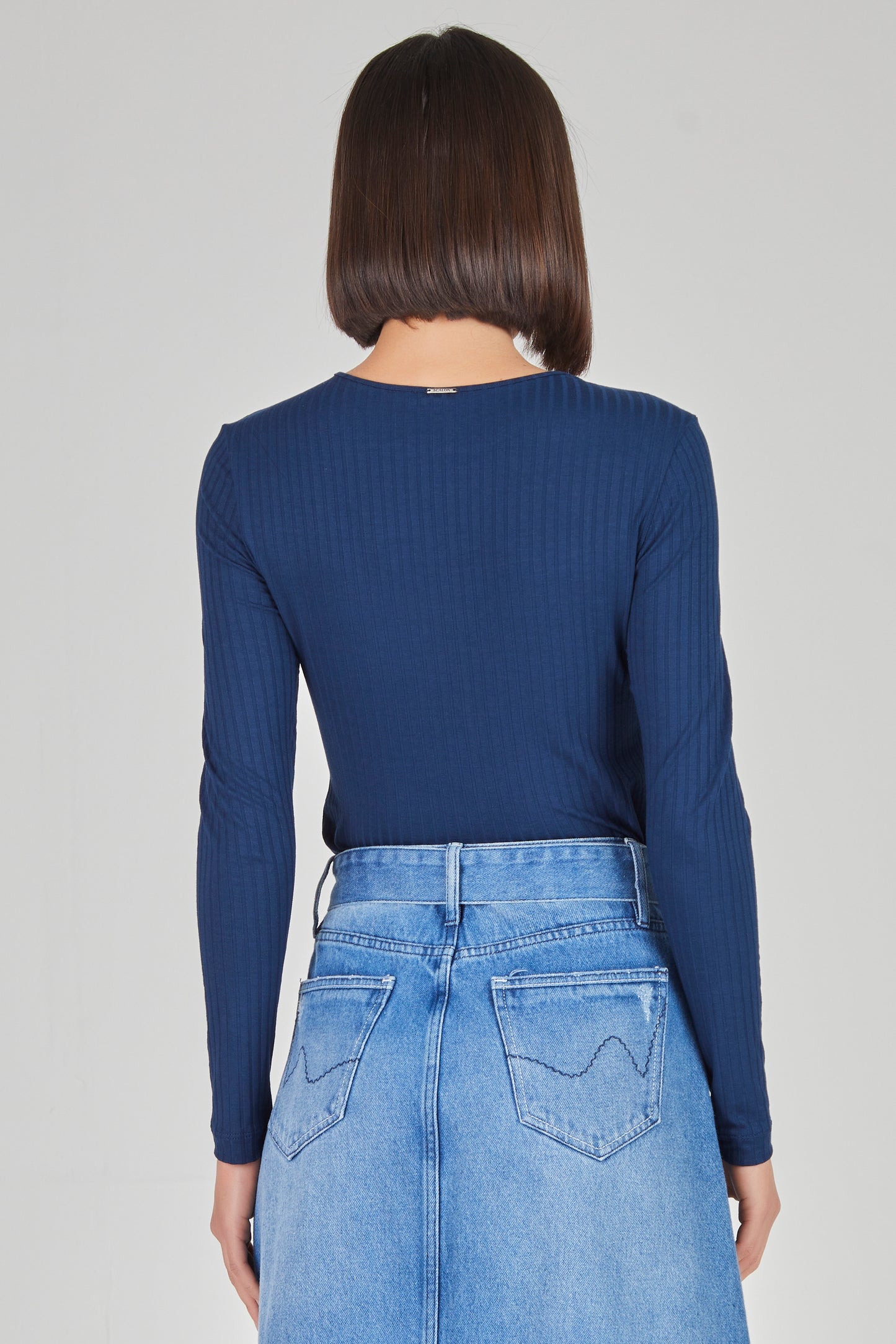 blusa malha canelada manga longa detalhe abertura