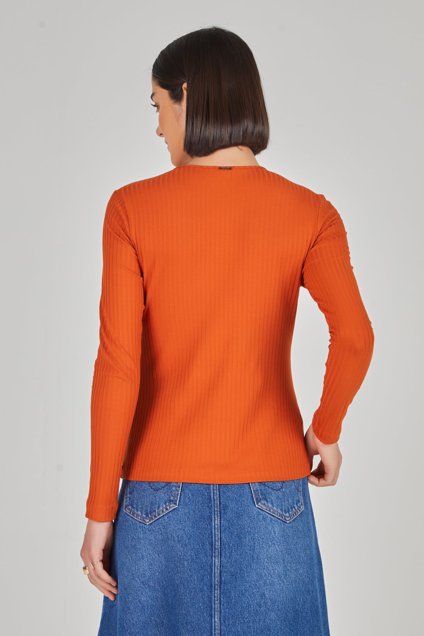 blusa malha canelada manga longa com detalhes ombro
