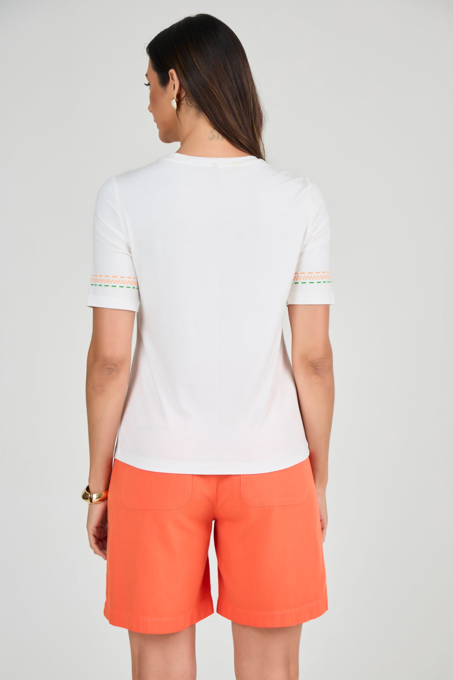 t-shirt malha manga curta com estampa pesponto