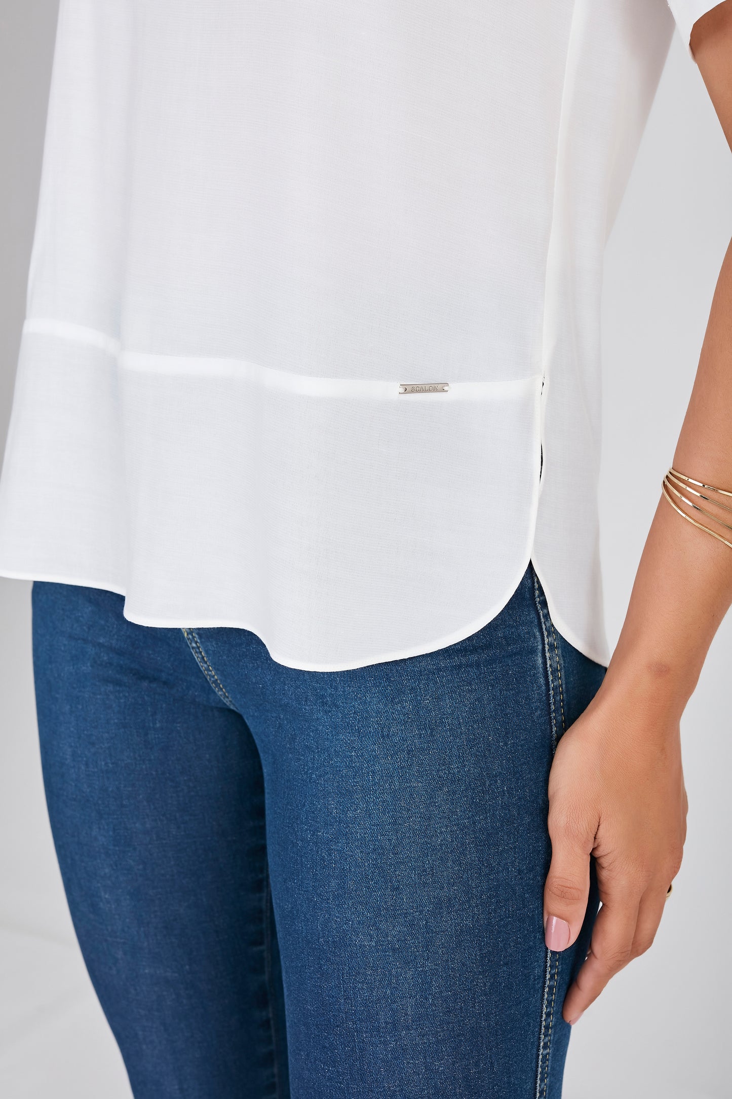 blusa crepe manga curta com fenda