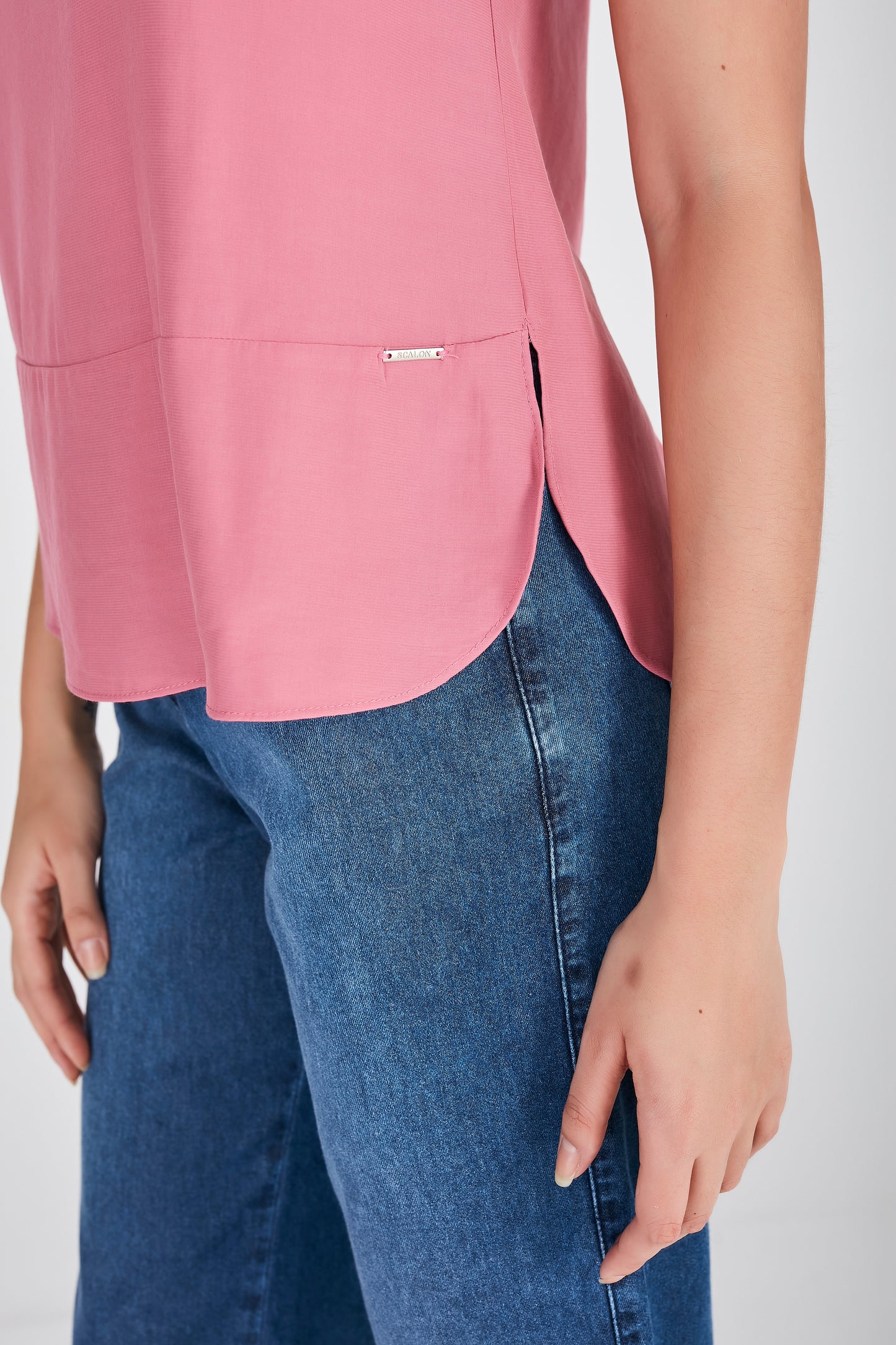 blusa crepe manga curta com fenda