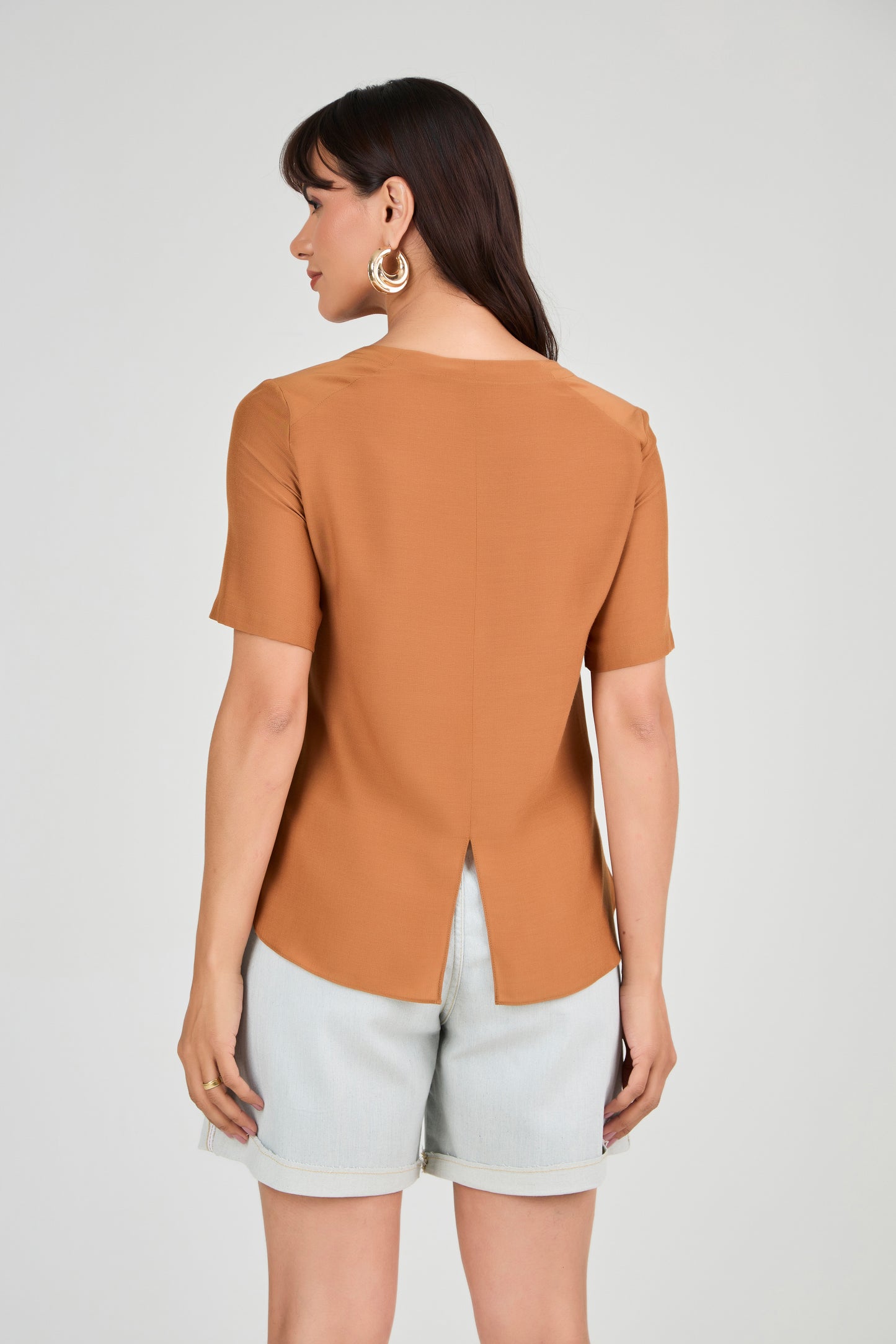 blusa crepe manga curta com fenda