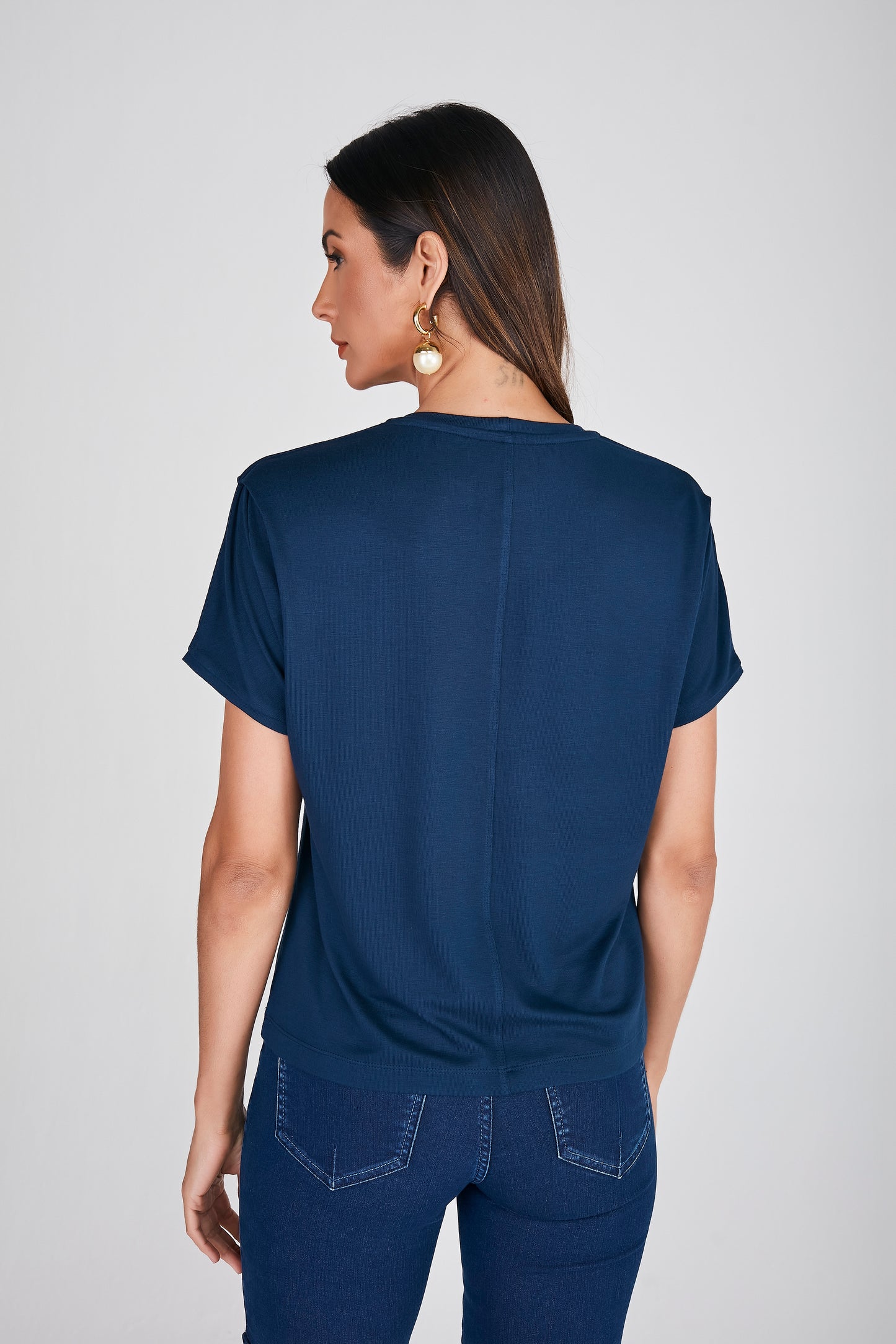 blusa malha manga curta com detalhe ombro