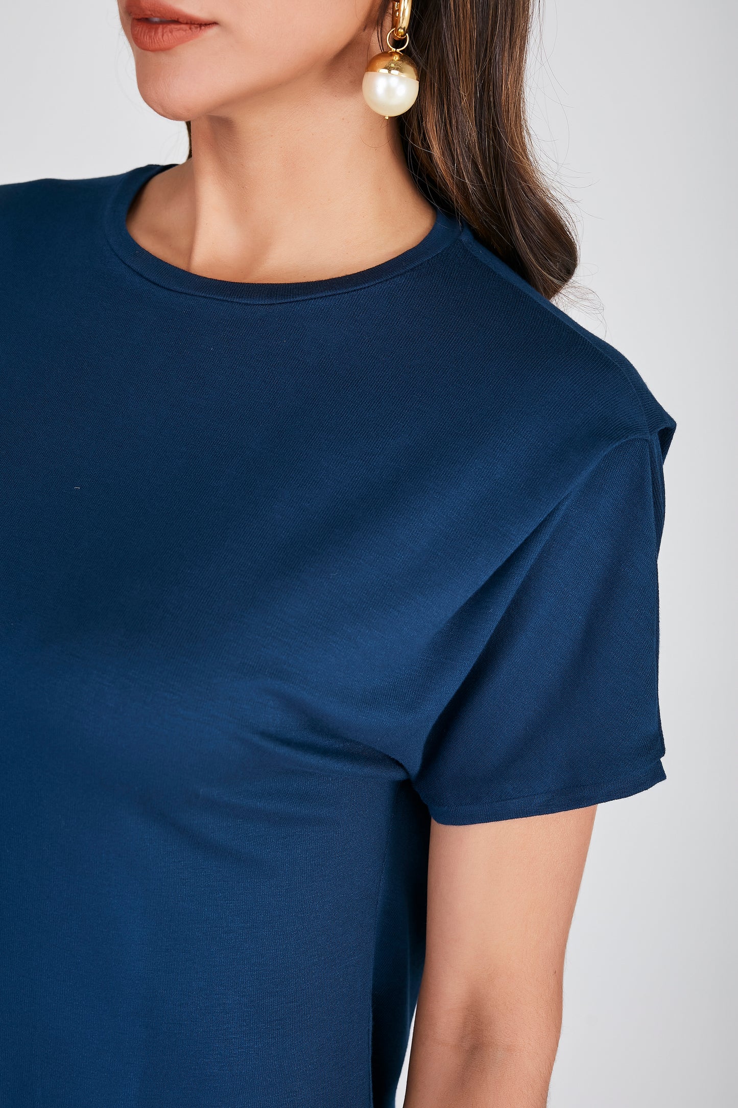 blusa malha manga curta com detalhe ombro