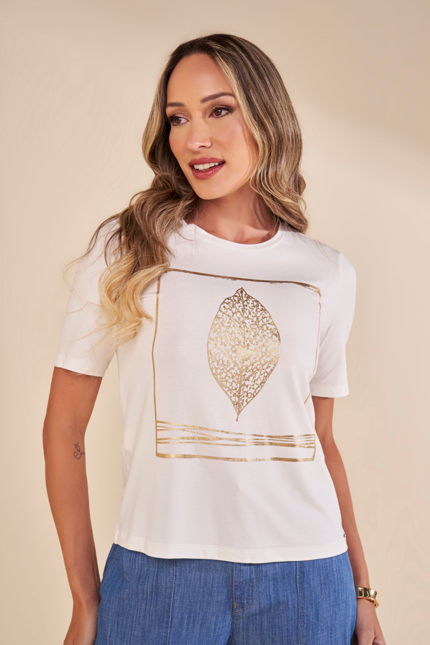 t-shirt malha manga curta com estampa folha