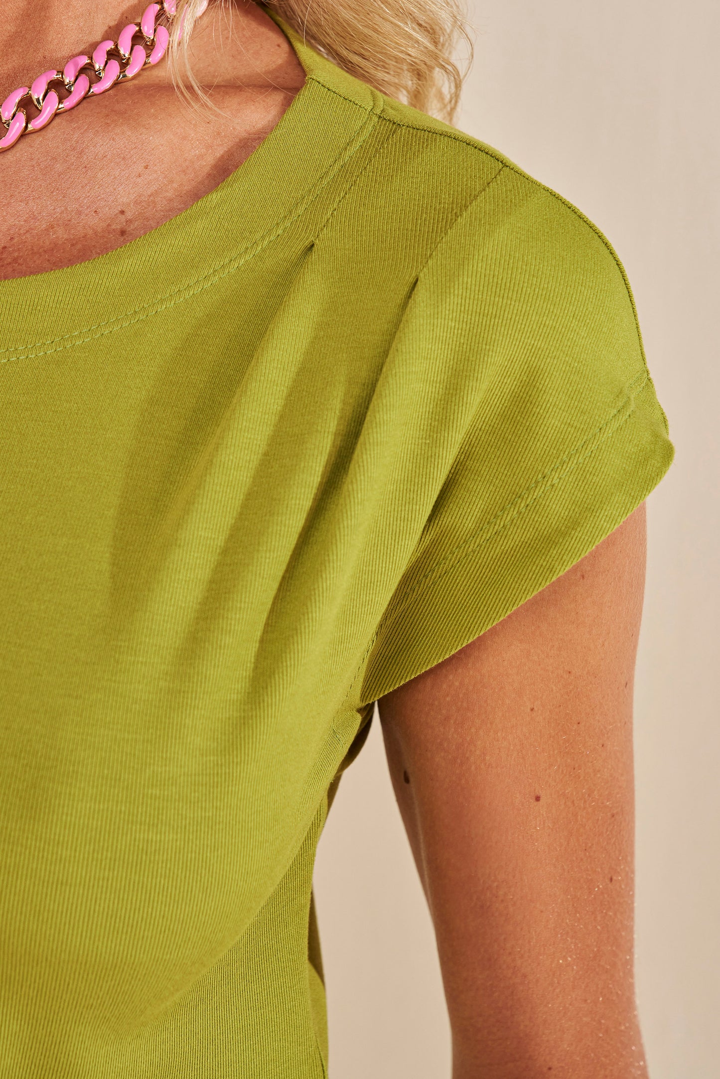blusa malha canelada sem manga com pregas