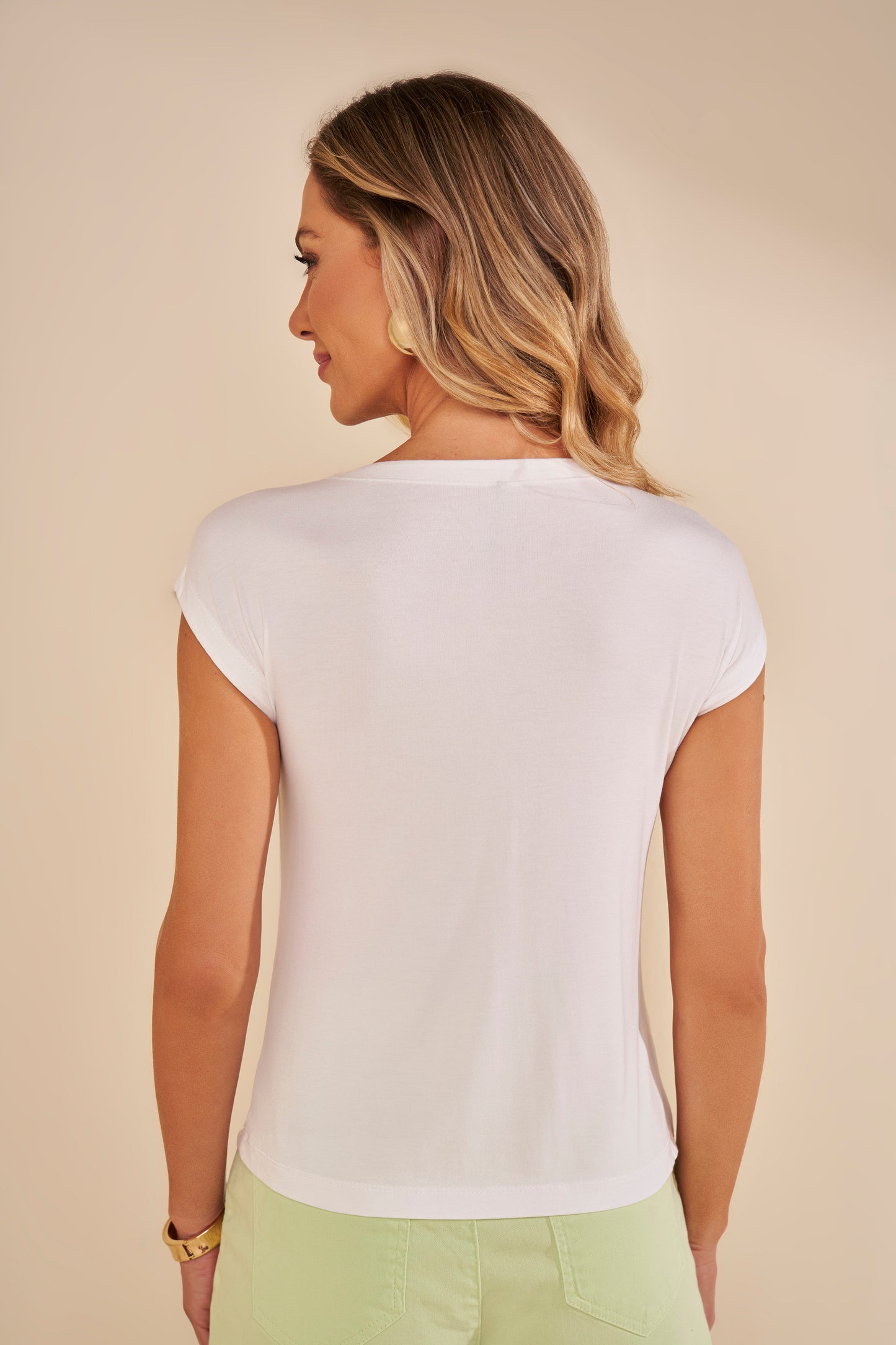 blusa malha sem manga com detalhe busto