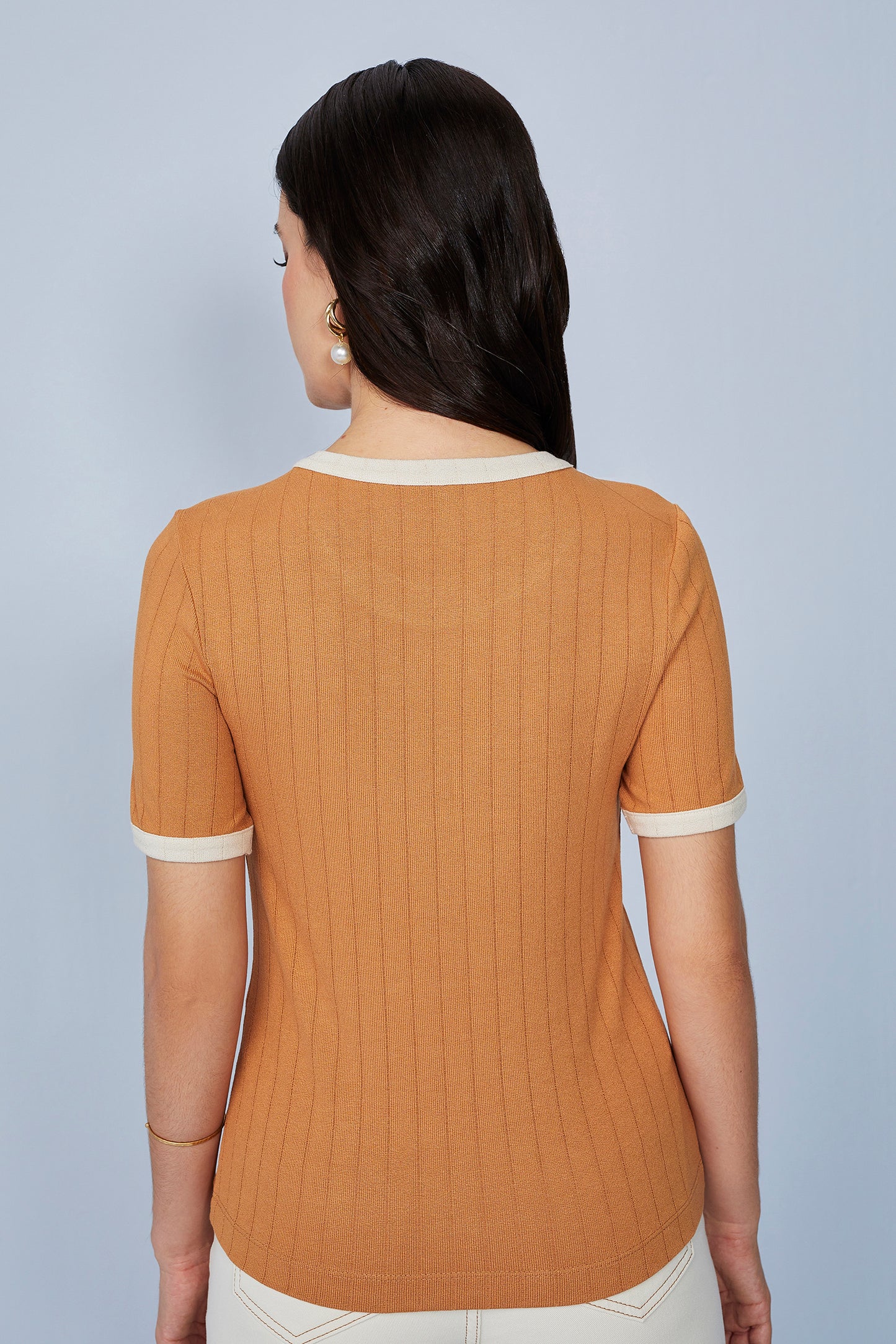 blusa malha canelada manga curta com mix de tecidos