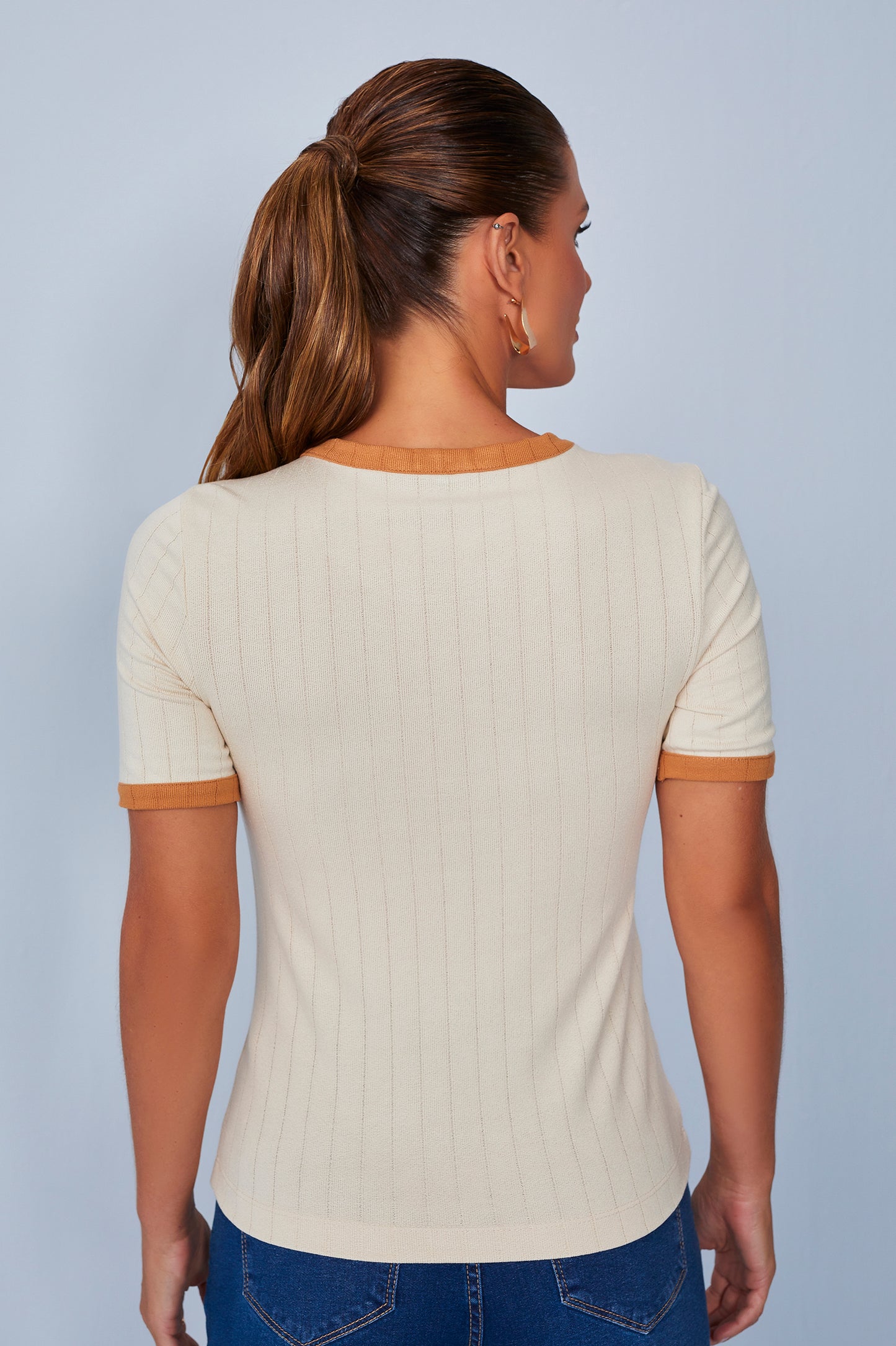 blusa malha canelada manga curta com mix de tecidos