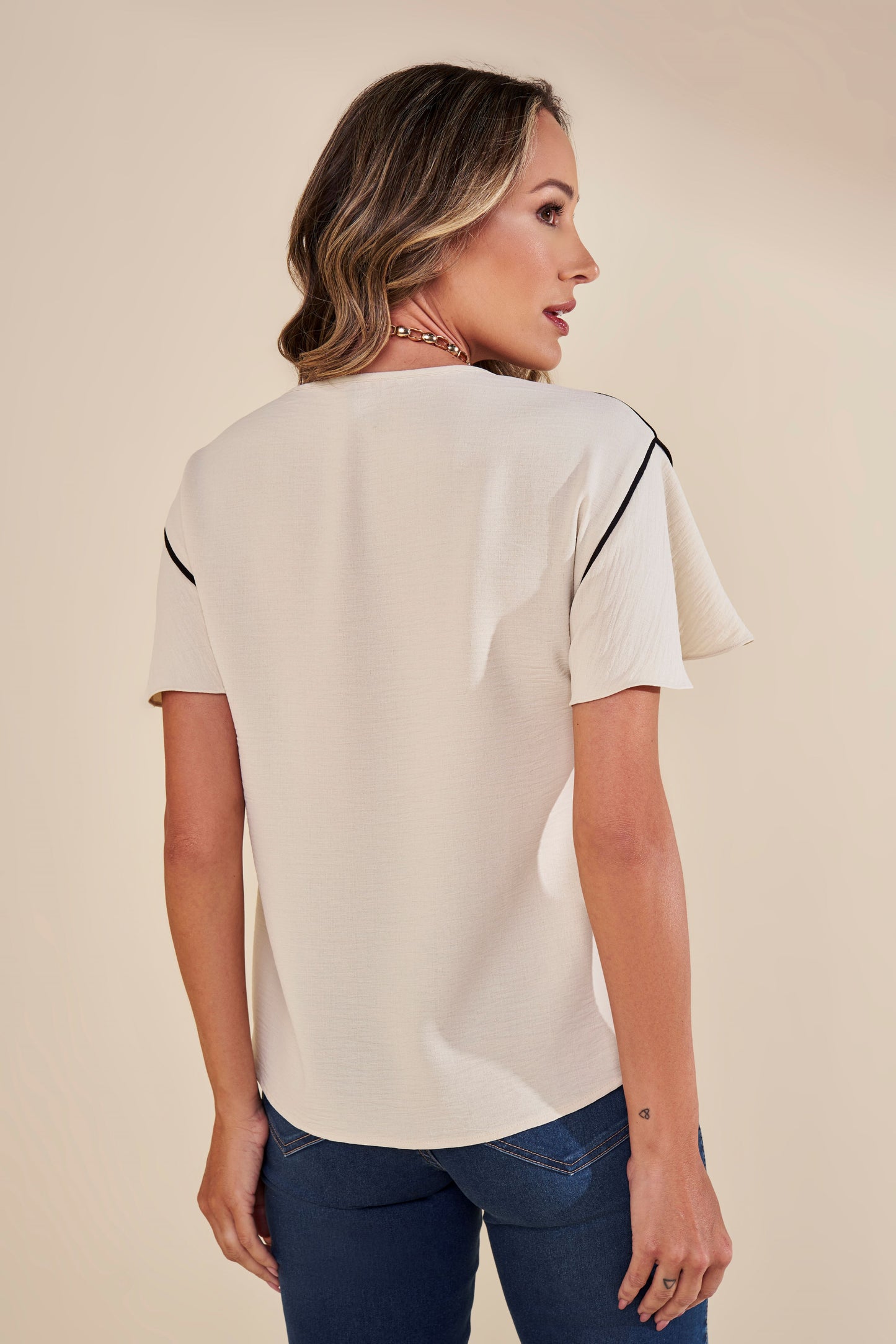 blusa crepe manga curta com mix de tecidos