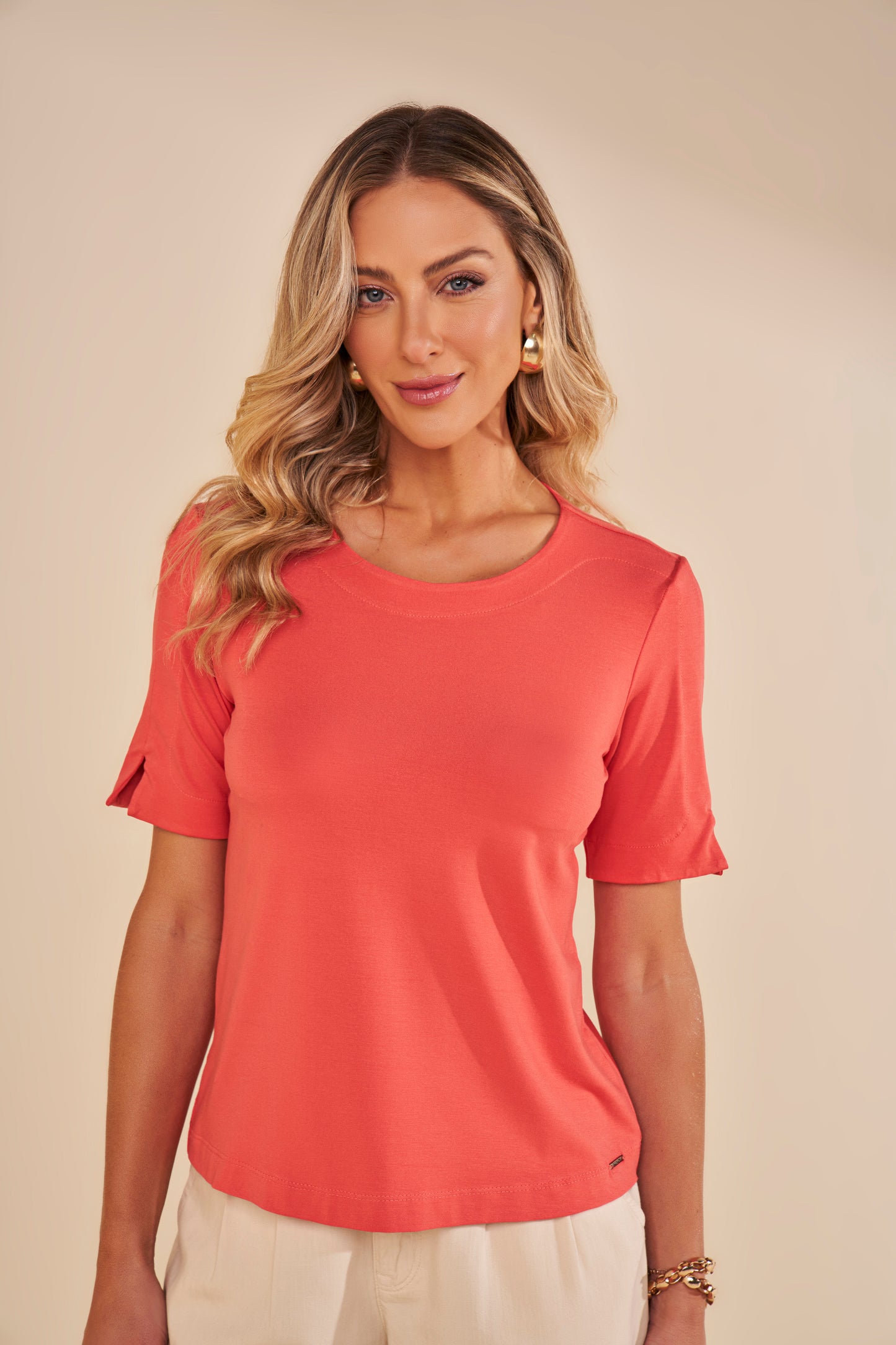 blusa malha manga curta com abertura nas mangas