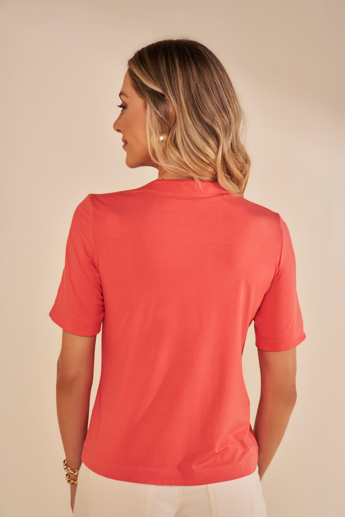 blusa malha manga curta com abertura nas mangas