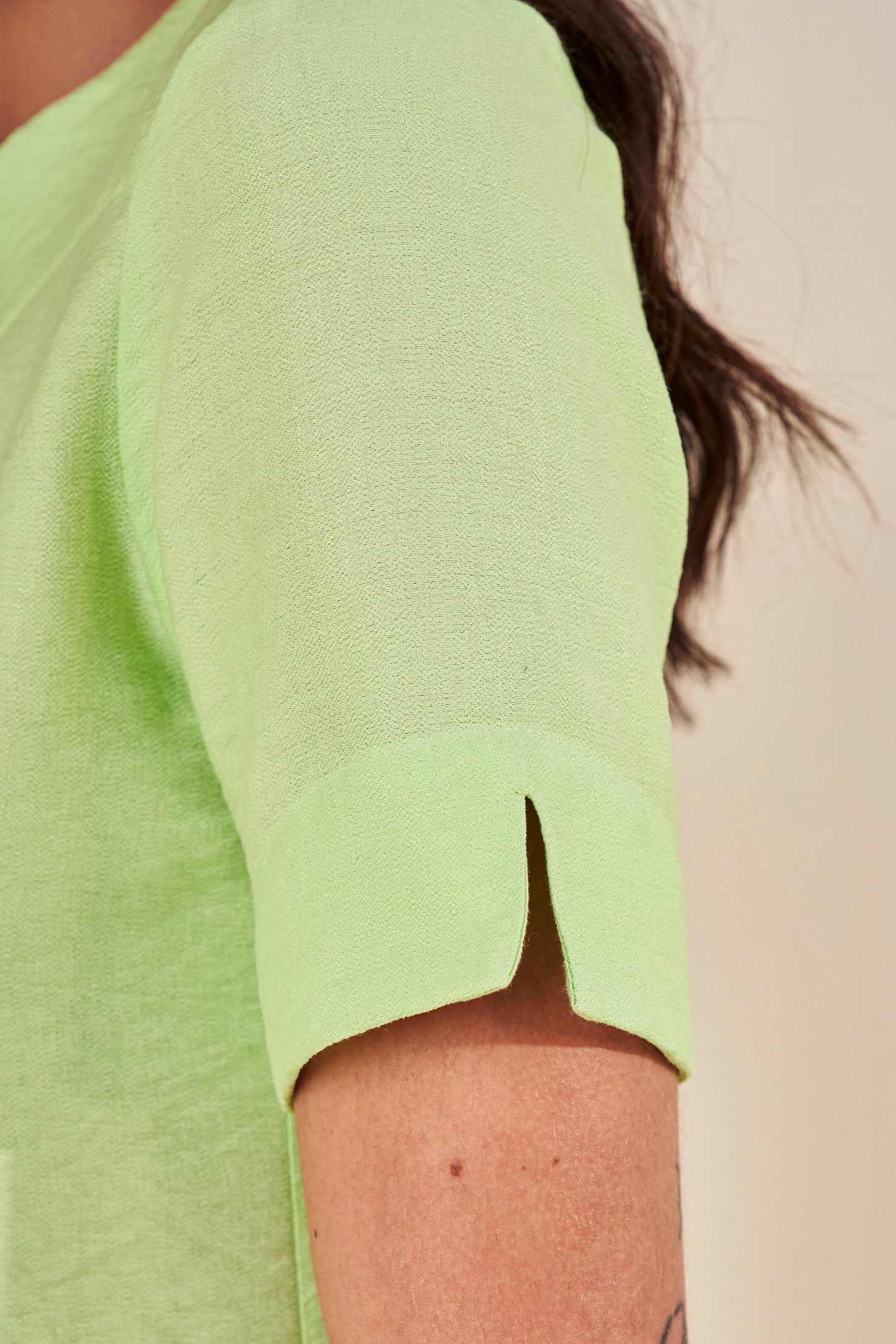 blusa viscose manga curta com aberturas